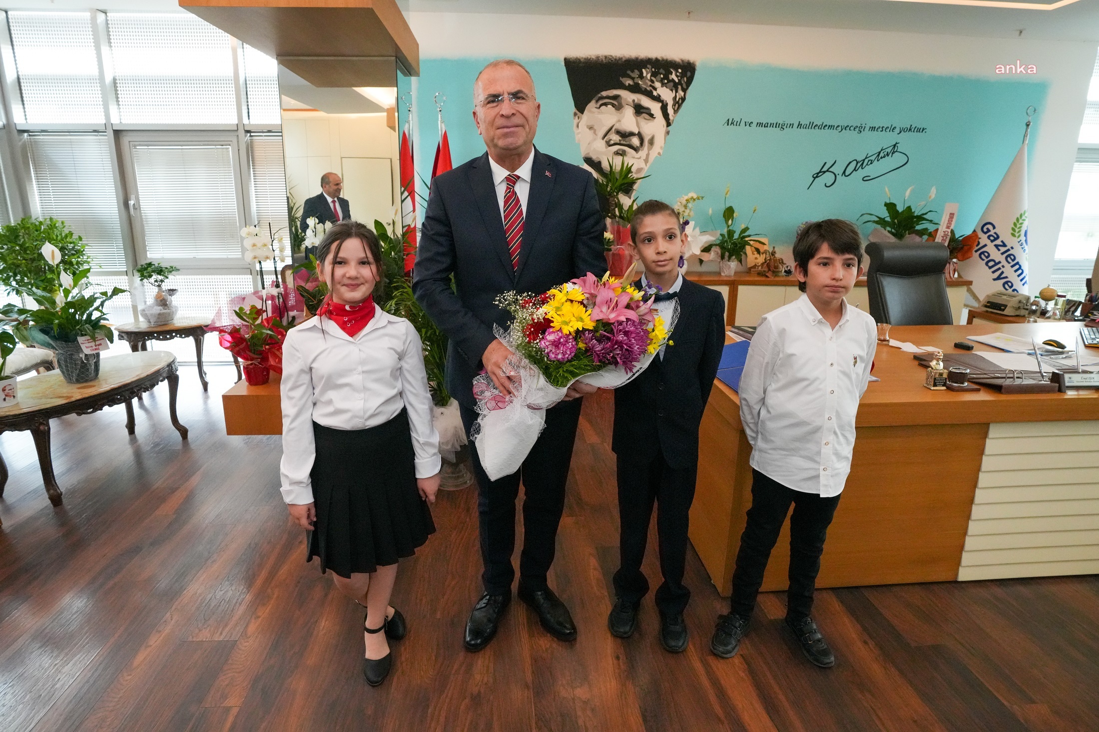 GAZİEMİR BELEDİYE BAŞKANI IŞIK, KOLTUĞUNU ÇOCUKLARA EMANET ETTİ