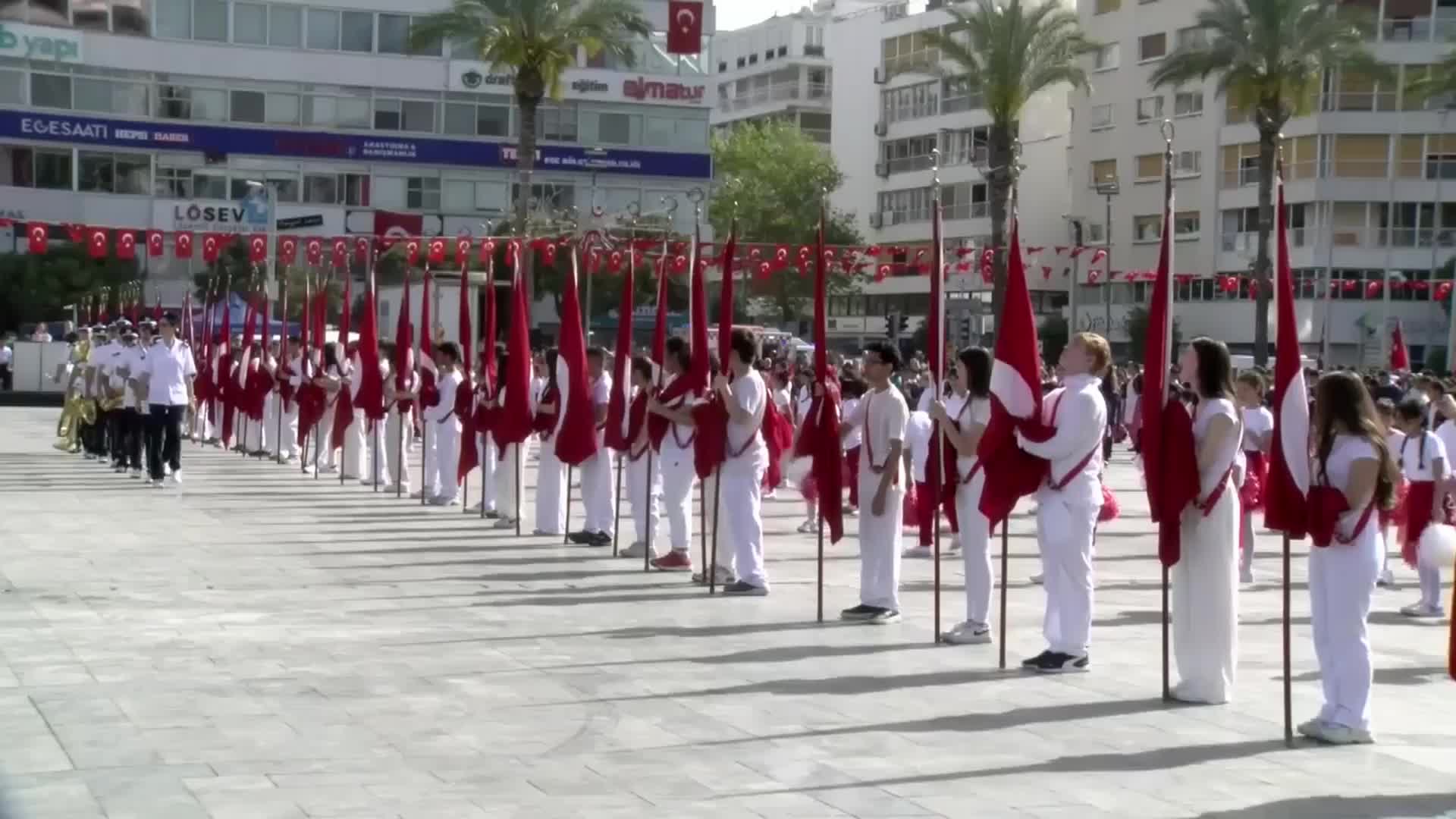 İZMİR'DE 23 NİSAN ULUSAL EGEMENLİK VE ÇOCUK BAYRAMI COŞKUYLA KUTLANDI