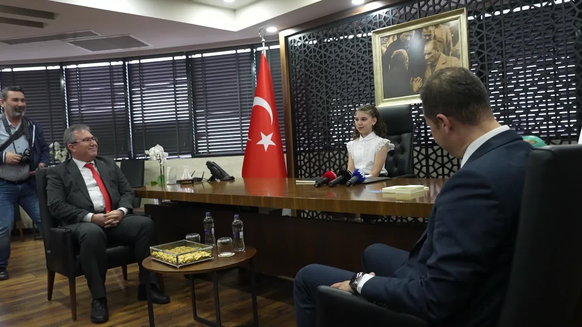 BALIKESİR BELEDİYE BAŞKANI AKIN, KOLTUĞUNU İKİ ÇOCUĞA EMANET ETTİ
