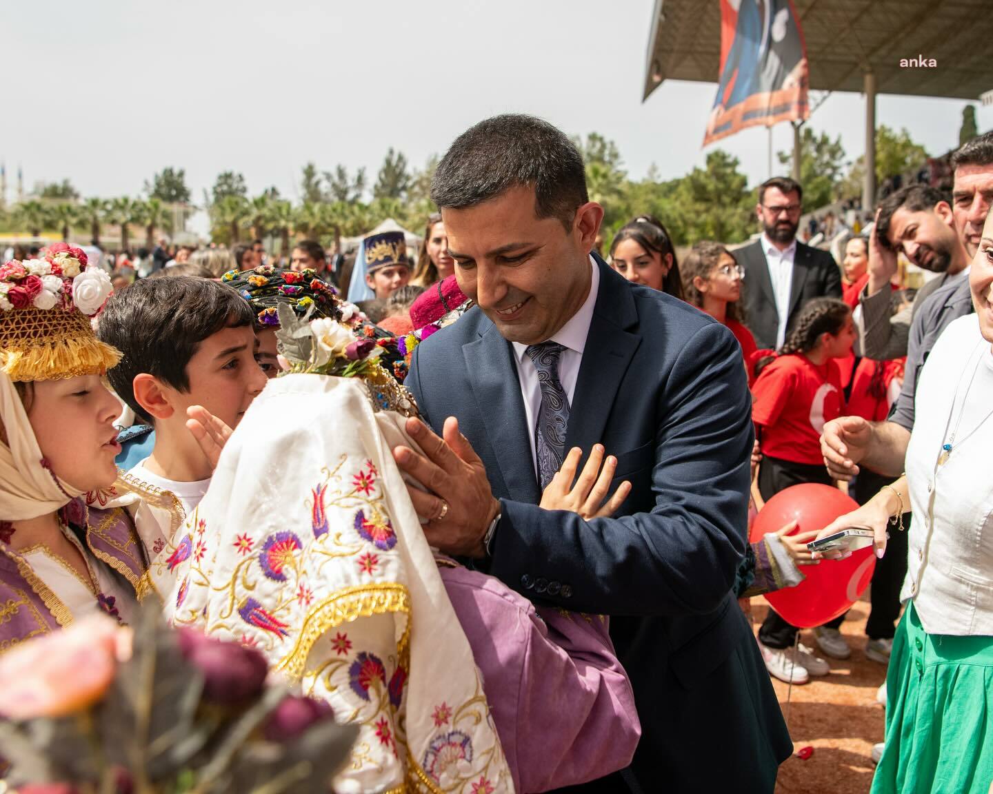 KUŞADASI’NI 23 NİSAN COŞKUSU SARDI
