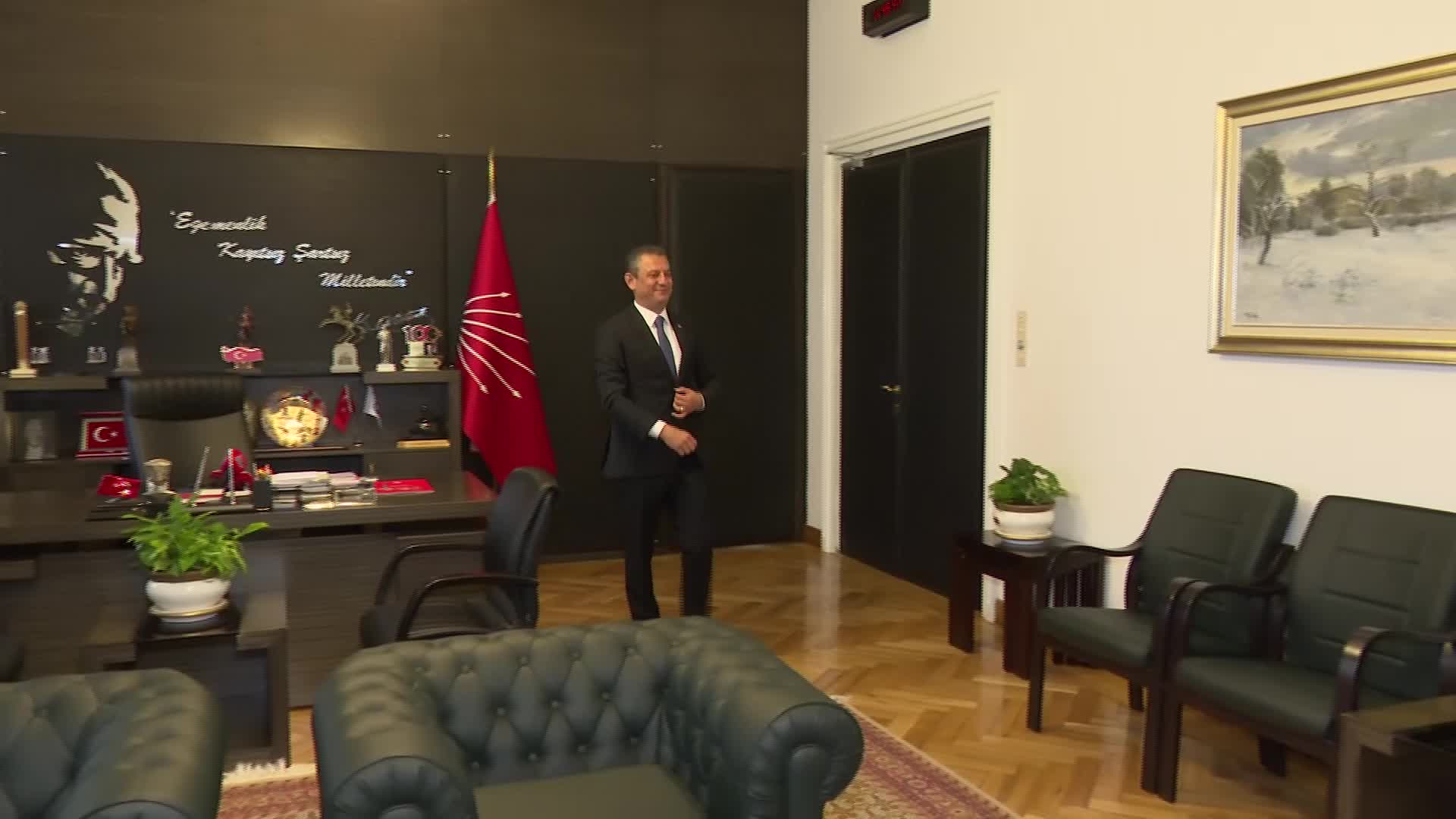 ÖZGÜR ÖZEL, 23 NİSAN'DA TBMM'DEKİ KOLTUĞUNU MÜZİK ÖĞRENCİSİ DORA MİMAROĞLU'NA DEVRETTİ