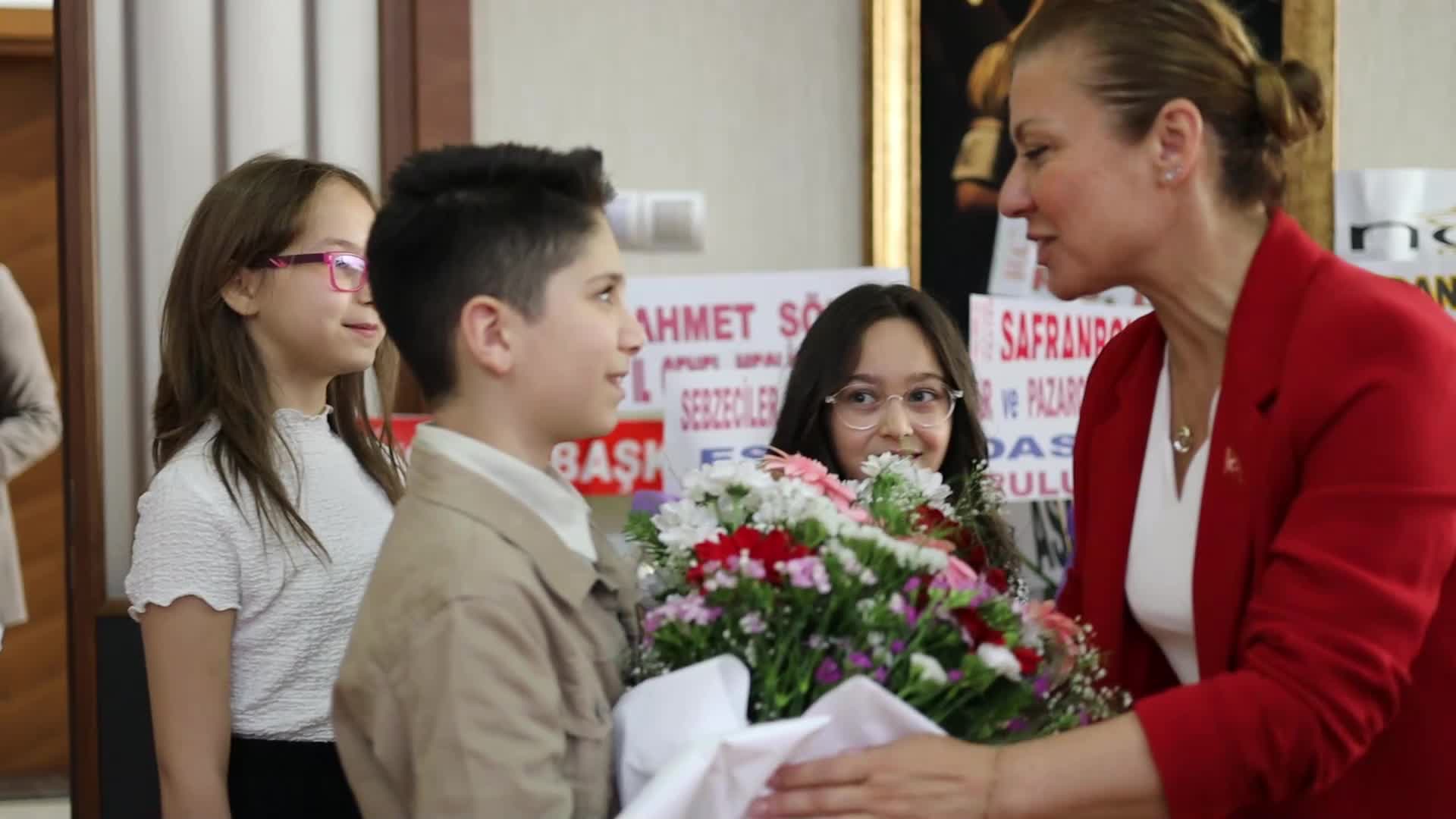 TARİHİ KENT SAFRANBOLU’NUN BELEDİYE BAŞKANI ELİF KÖSE 23 NİSAN’DA KOLTUĞUNU ÇOCUKLARA EMANET ETTİ