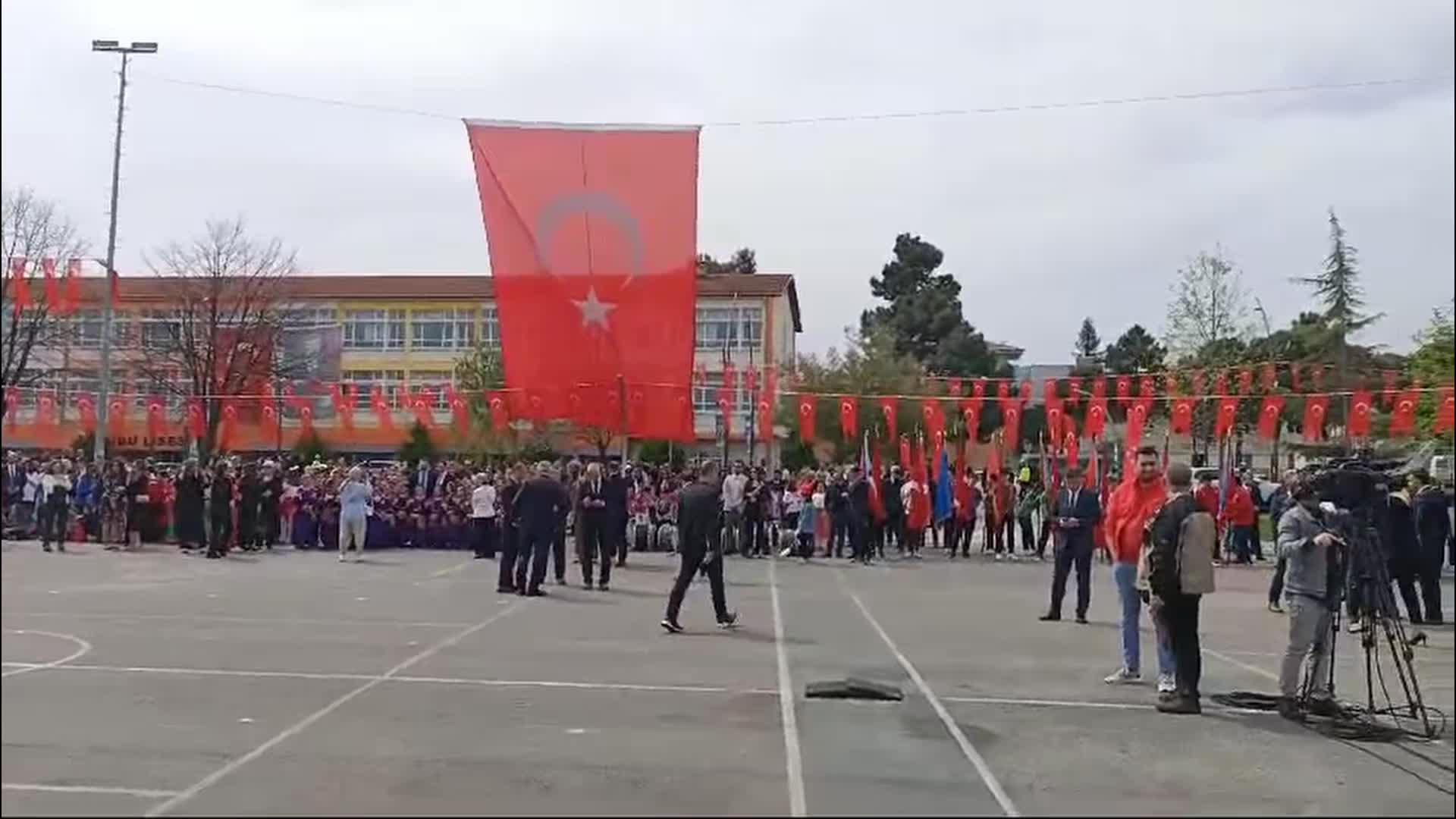 ORDU'DA, 23 NİSAN TÖRENİNDE TEPKİLER ÜZERİNE ALANA SONRADAN ATATÜRK'ÜN POSTERİ ASILDI... CHP'Lİ ADIGÜZEL'DEN YERLİKAYA'YA: "BELEDİYEYE SORUŞTURMA VE MÜFETTİŞ GÖREVLENDİRMESİ YAPACAK MISINIZ"