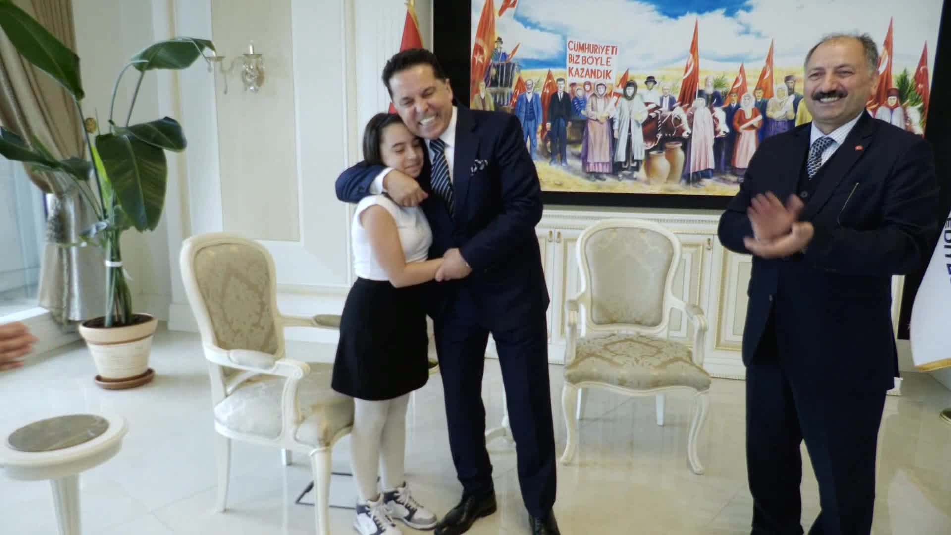 ESENYURT BELEDİYE BAŞKAN ÖZER, KOLTUĞUNU 4. SINIF ÖĞRENCİSİ DÜZ’E DEVRETTİ