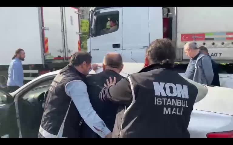 İSTANBUL'DA VERGİ DAİRESİNDE RÜŞVET ALAN  GELİR UZMANI VE İCRA MEMURU 2 KİŞİ TUTUKLANDI
