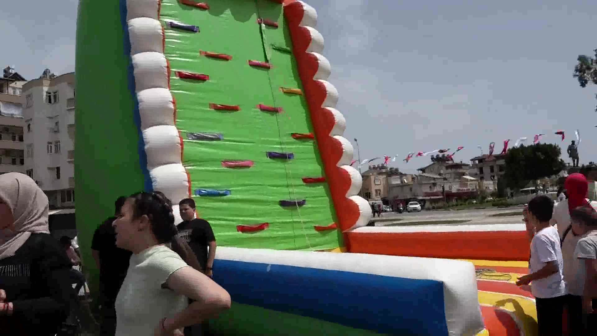 MANAVGAT'TA ULUSLARARASI HALK DANSLARI EŞLİĞİNDE RENKLİ 23 NİSAN KUTLAMASI