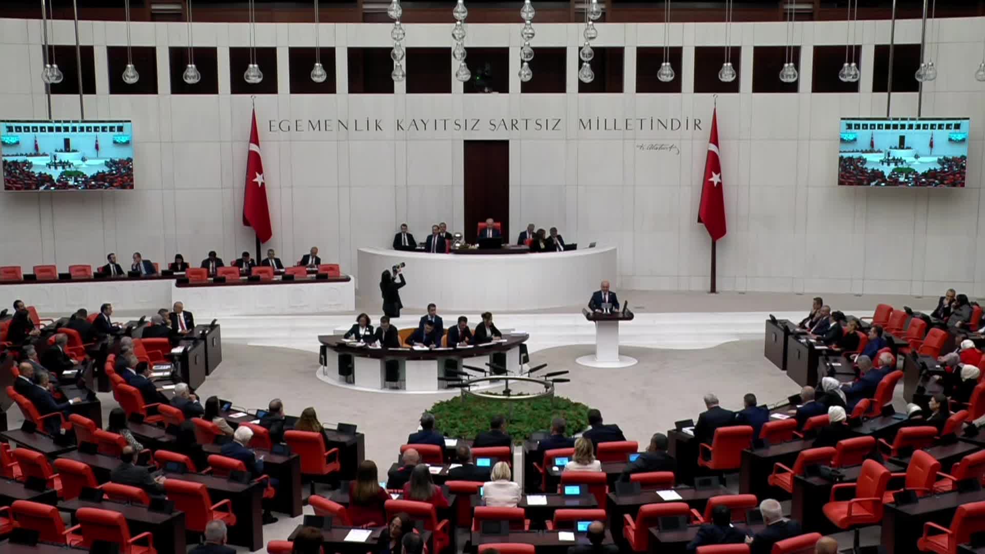 TBMM, ÖZEL GÜNDEMLE TOPLANDI... ERHAN USTA: PARLAMENTER SİSTEME DÖNÜŞÜN YENİ ANAYASA İÇİN ÖNEMLİ BİR BAŞLANGIÇ OLACAĞINI DÜŞÜNÜYORUZ. BU YÖNDE ATILACAK ADIMLARA DESTEK OLACAĞIZ