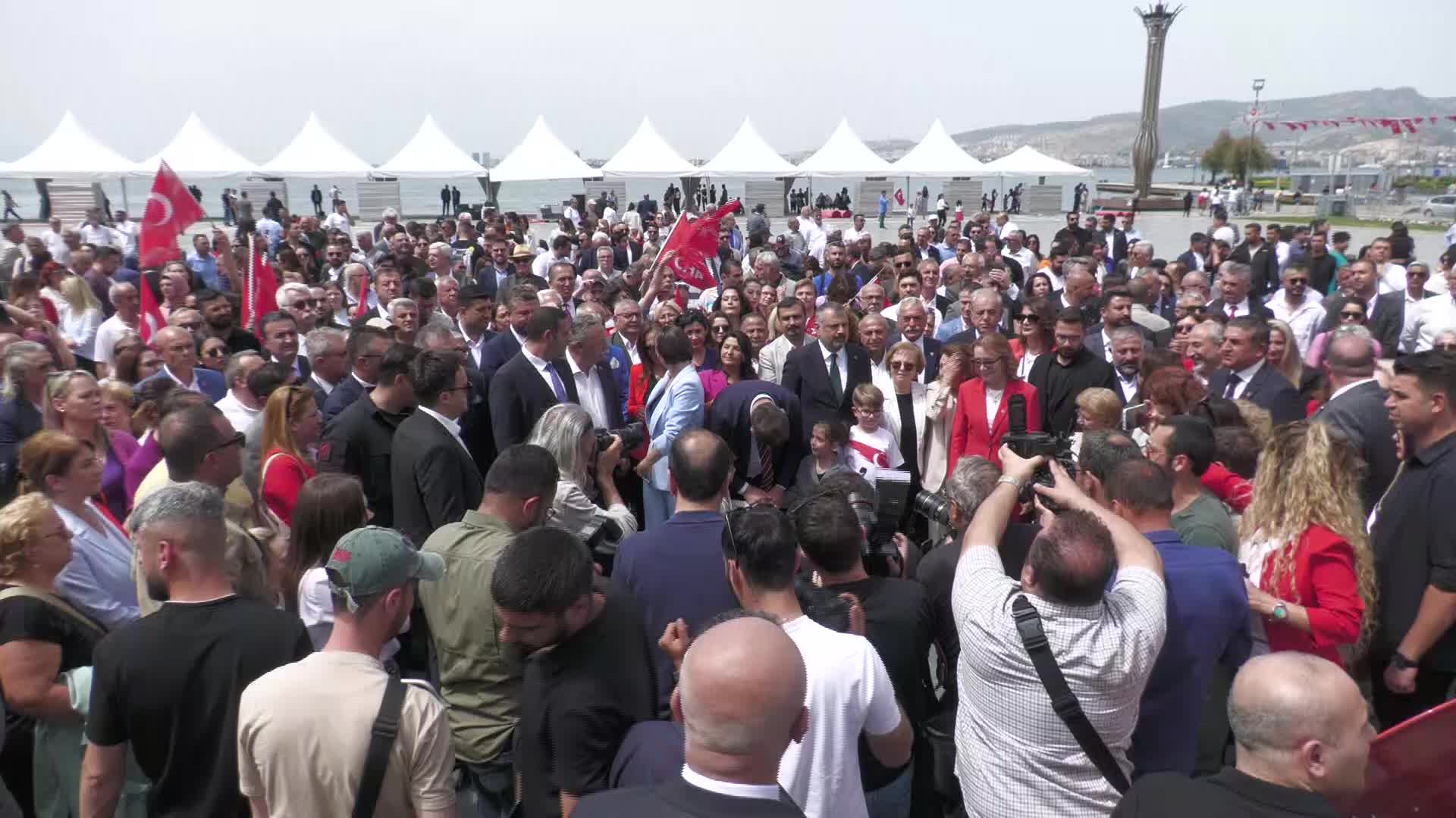 İZMİR BÜYÜKŞEHİR BELEDİYE BAŞKANI TUGAY: "BU ÜLKEDE BAZI ÇOCUKLARIN BAYRAMI OLMADIĞINI DİLE GETİRMEMİZ GEREKİYOR"