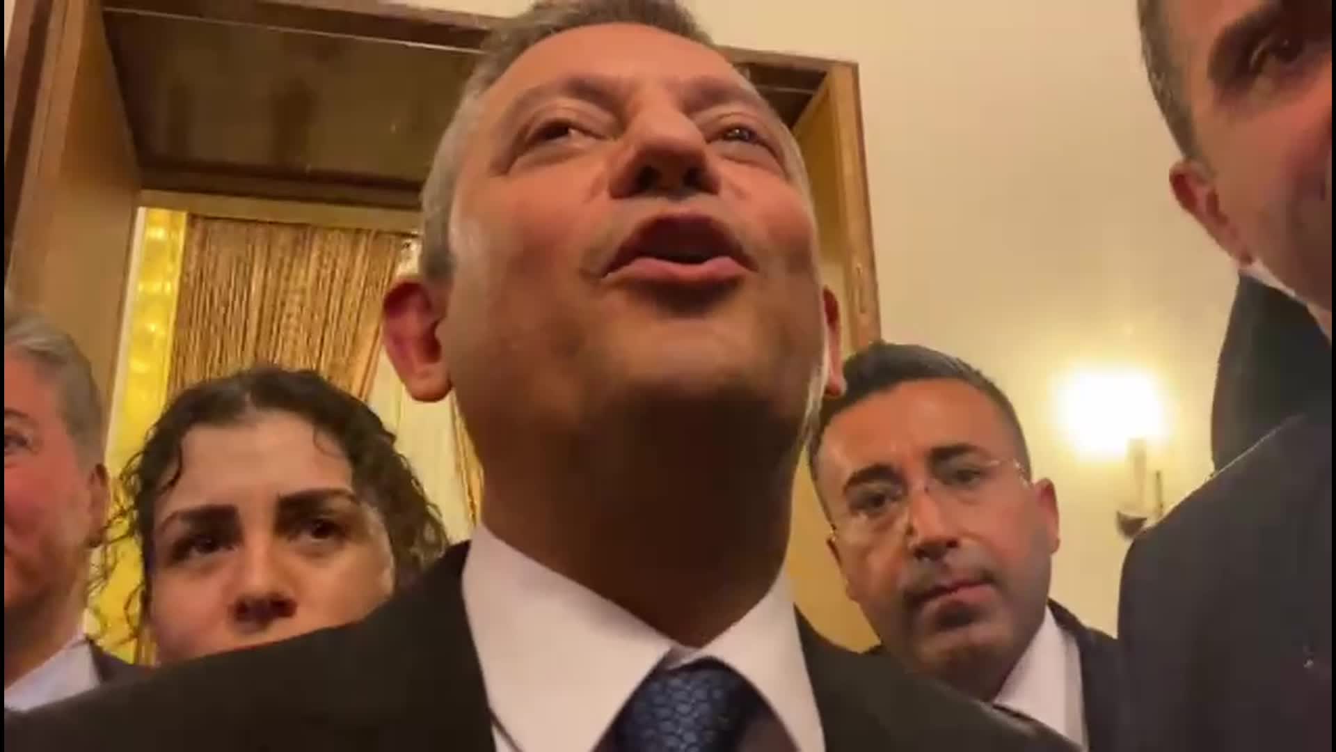 AKP GENEL BAŞKANI ERDOĞAN İLE ÖZGÜR ÖZEL ARASINDA İLK TEMAS....