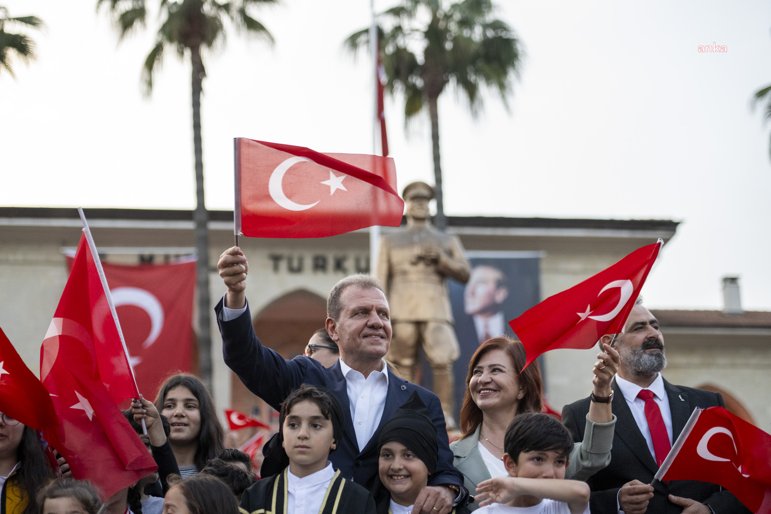 VAHAP SEÇER: “ÇOCUKLARA BAYRAMI LAYIK GÖREN MUSTAFA KEMAL ATATÜRK’E ŞÜKRANLARIMIZI SUNUYORUZ”