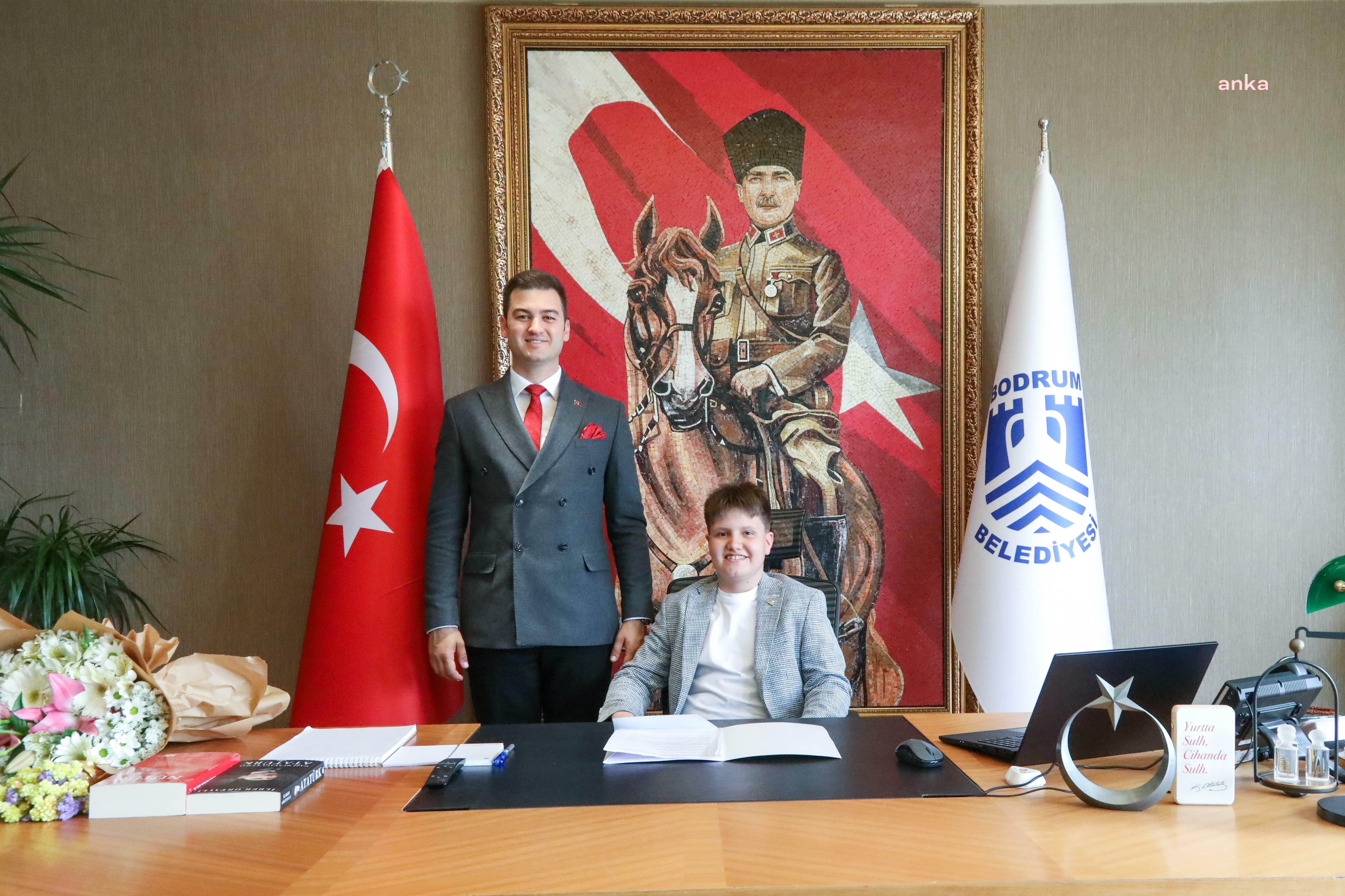 BODRUM BELEDİYE BAŞKANI MANDALİNCİ, KOLTUĞUNU ORTAOKUL ÖĞRENCİSİ ERDOĞAN’A DEVRETTİ