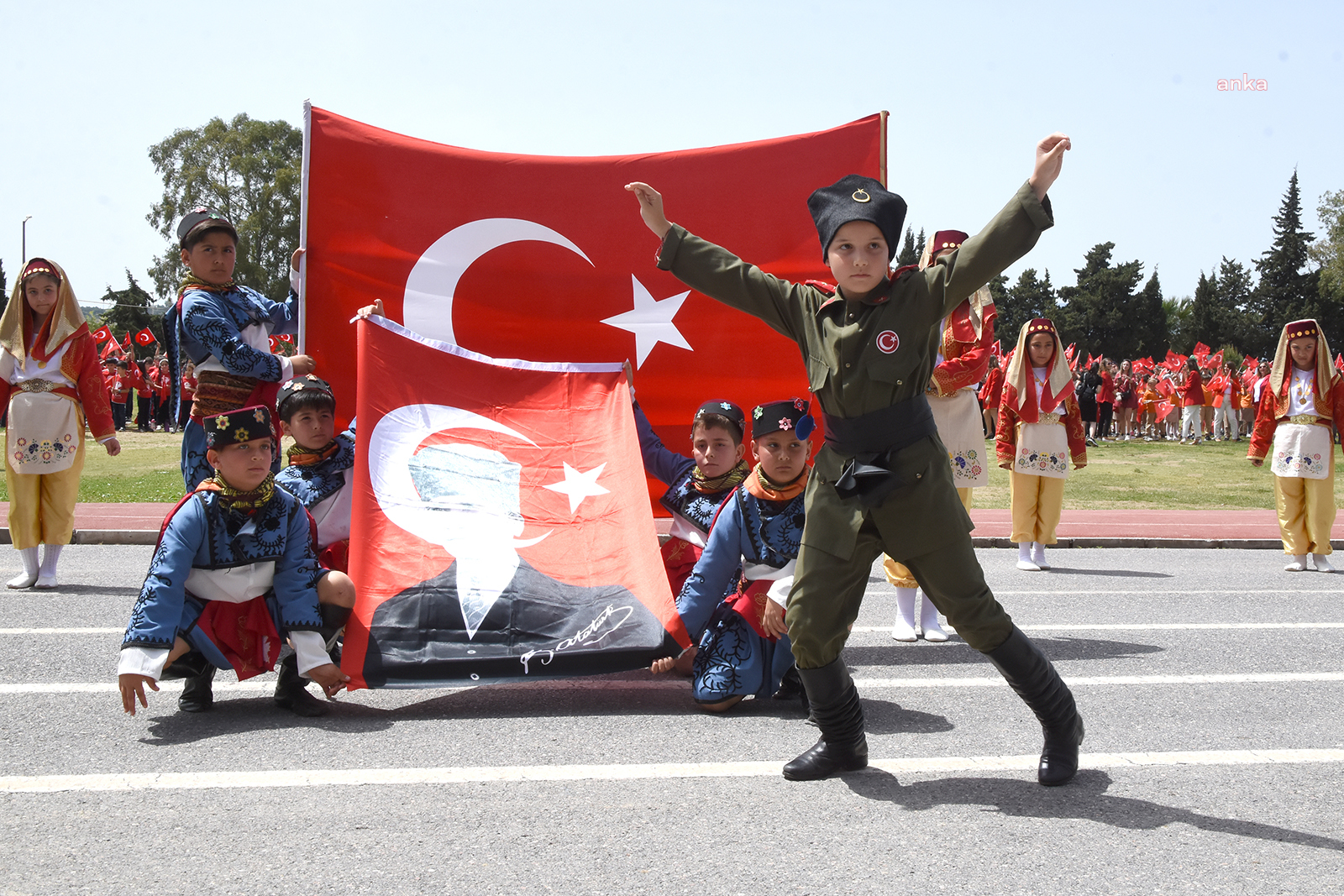 FOÇA’DA 23 NİSAN COŞKUSU, FENER ALAYI VE BANDO KONSERİ İLE TAÇLANDI