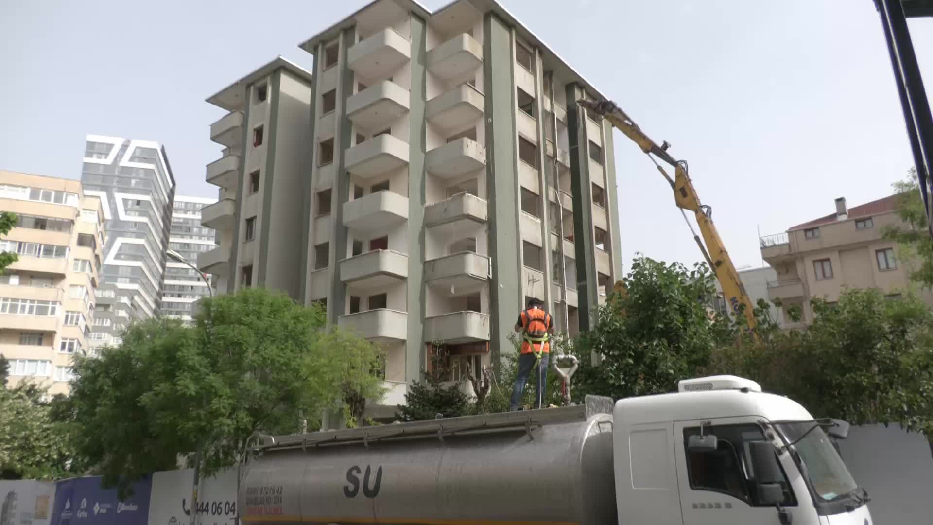 KİPTAŞ'TAN KADIKÖY'DE KENTSEL DÖNÜŞÜM YIKIMI: "31 BİNİN ÜZERİNDE BAŞVURU VAR, HEPSİ DE BİR KEPÇE DARBESİYLE YIKILACAK BİNALAR"