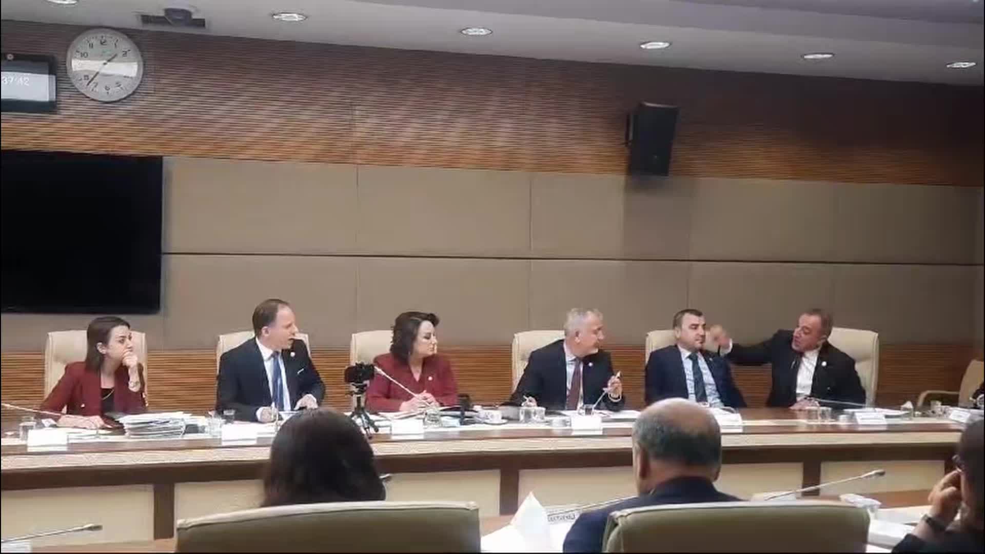 TBMM İLİÇ KOMİSYONUNDA TARTIŞMA... DENİZ YAVUZYILMAZ: ''MURAT KURUM'UN ADI GEÇTİĞİ ZAMAN HEP BERABER ZIPLAMAYA BAŞLADINIZ"