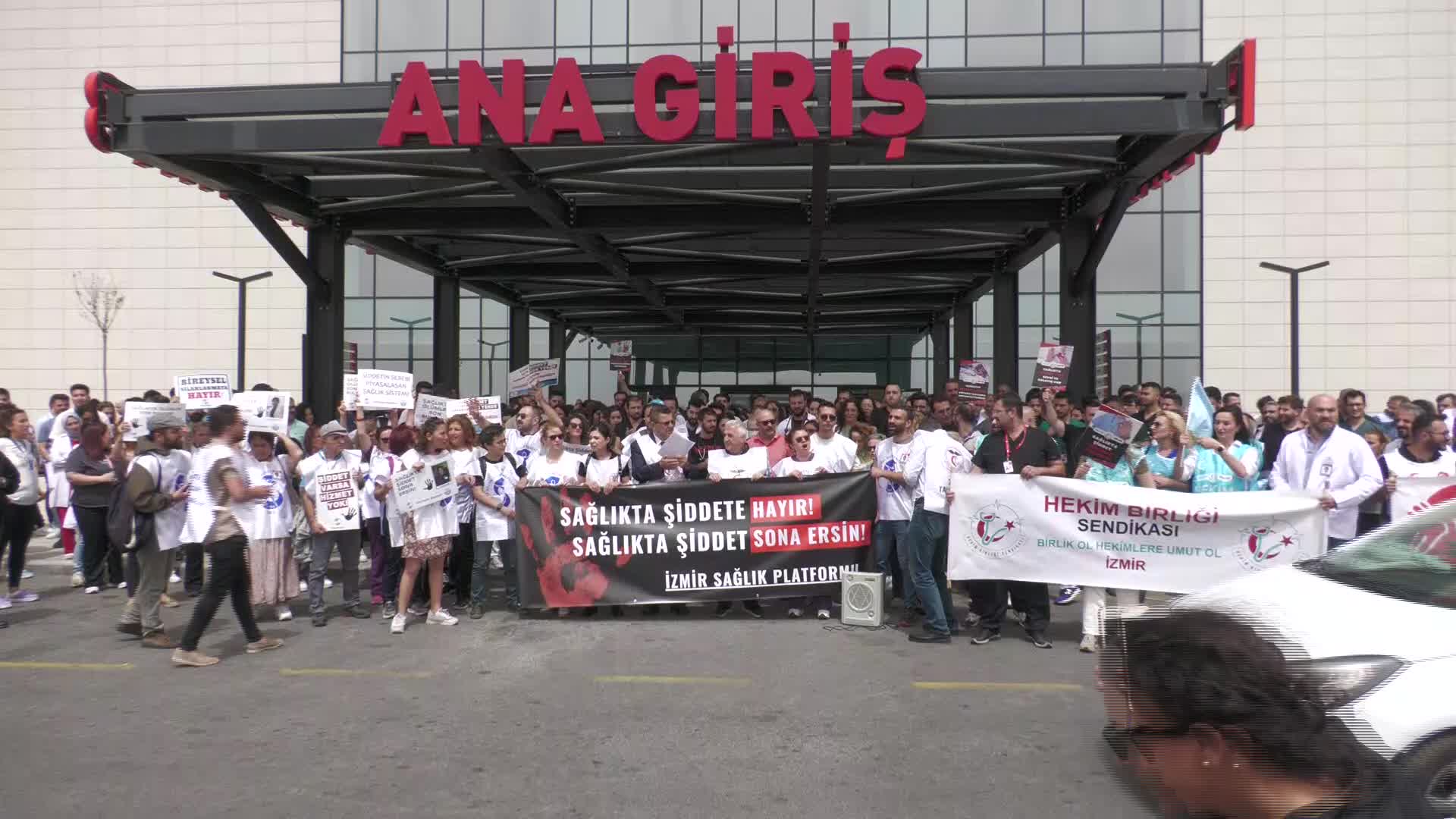 İZMİR'DE SAĞLIK ÇALIŞANLARI İŞ BIRAKTI... TABİP ODASI BAŞKANI KAYNAK: SAĞLIKTA ŞİDDET POLİTİKTİR. SAĞLIKTA ŞİDDET VARSA, HİZMET YOK