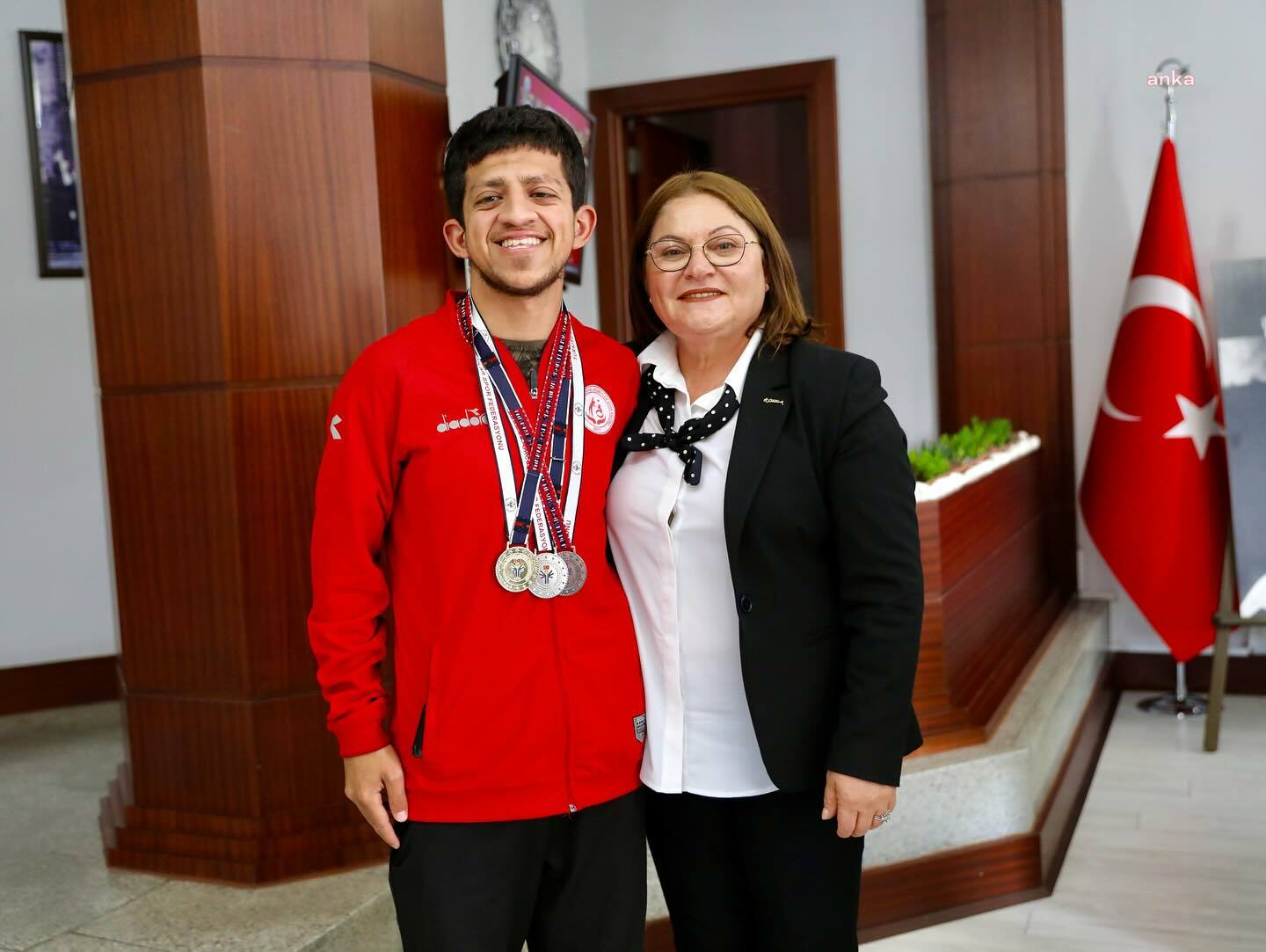 ŞAMPİYON SPORCUDAN, DİDİM BELEDİYE BAŞKANI GENÇAY’A ZİYARET