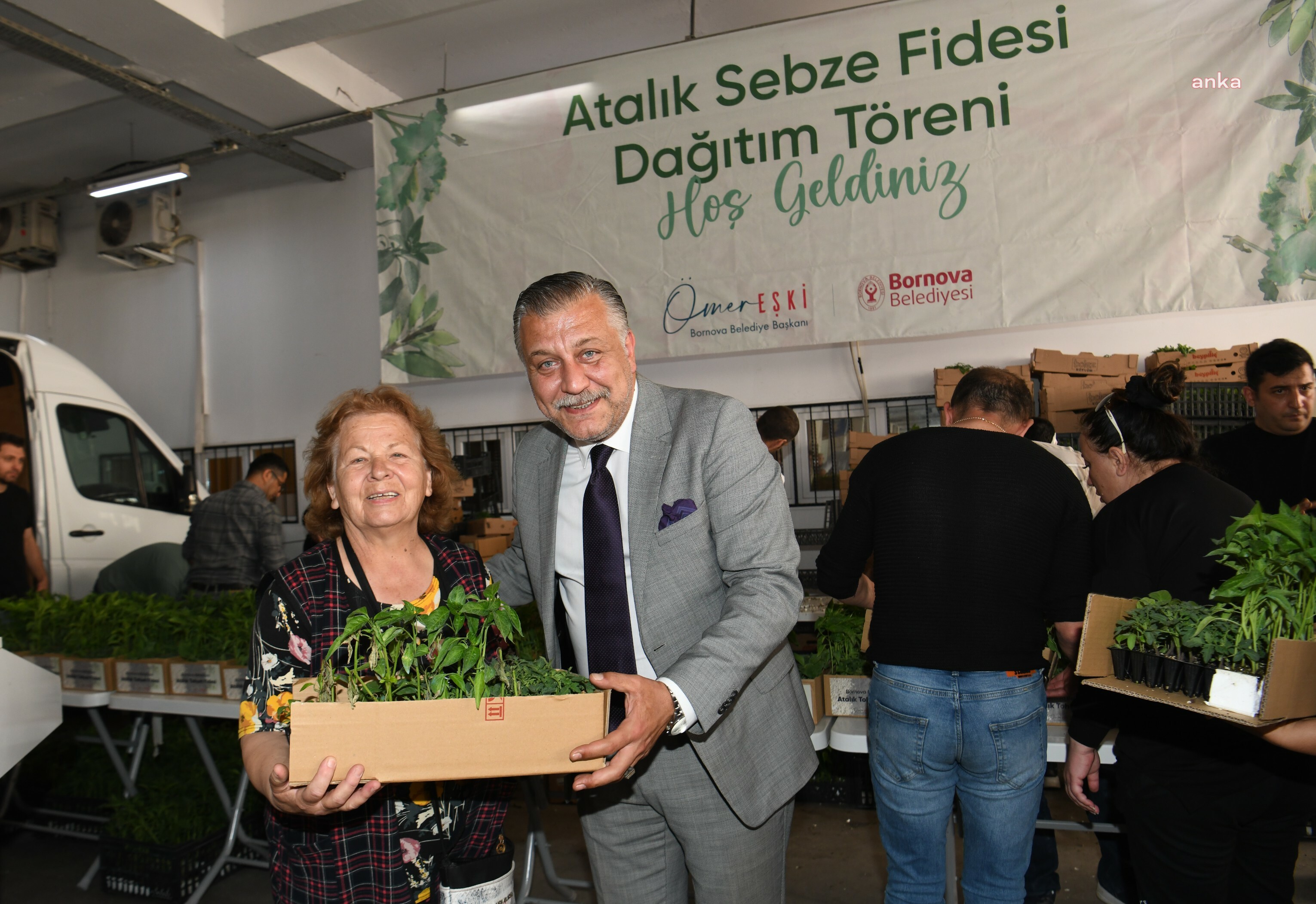 BORNOVA BELEDİYESİ, KENDİ ÜRETİMİ OLAN 500 BİN YERLİ FİDEYİ VATANDAŞA DAĞITIYOR