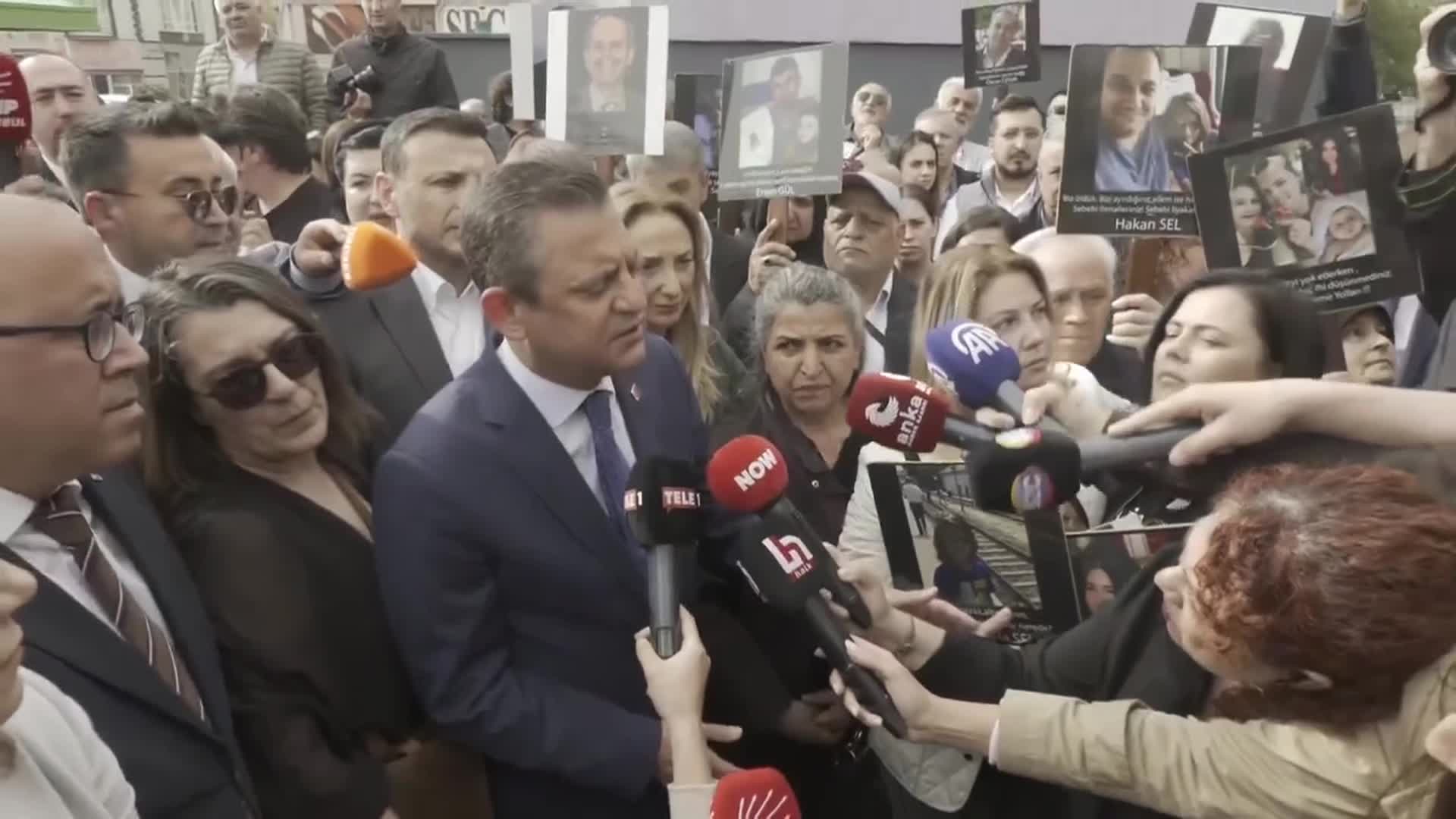ÖZGÜR ÖZEL’DEN ÇORLU DAVASI ÖNCESİ AÇIKLAMA: “ÖLENLERİ SUÇLU, SUÇLULARI MASUM GÖSTEREN BİR KARARA KİMSE YELTENMESİN"