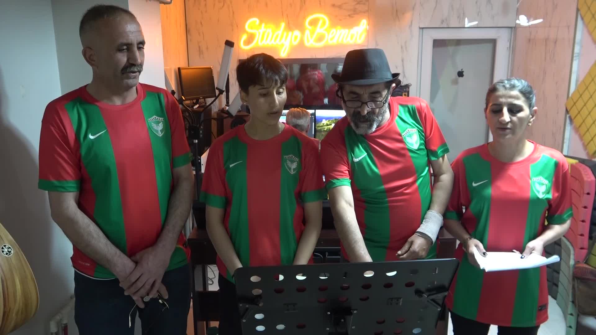 VAN VE HAKKARİLİ SANATÇILARDAN AMEDSPOR’A ŞAMPİYONLUK MARŞI