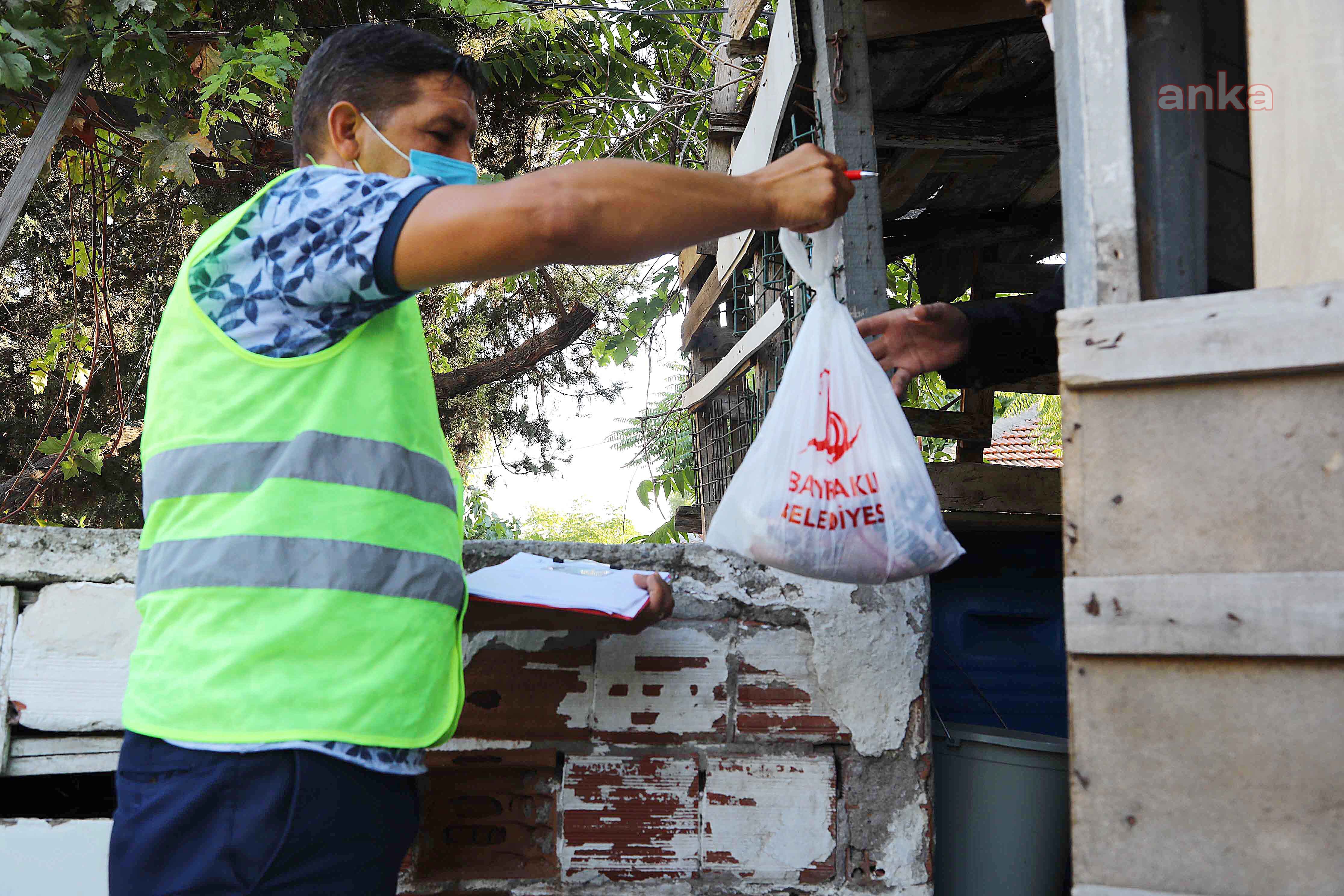 BAYRAKLI'DA 2 BİN 648 AİLEYE GIDA YARDIMI