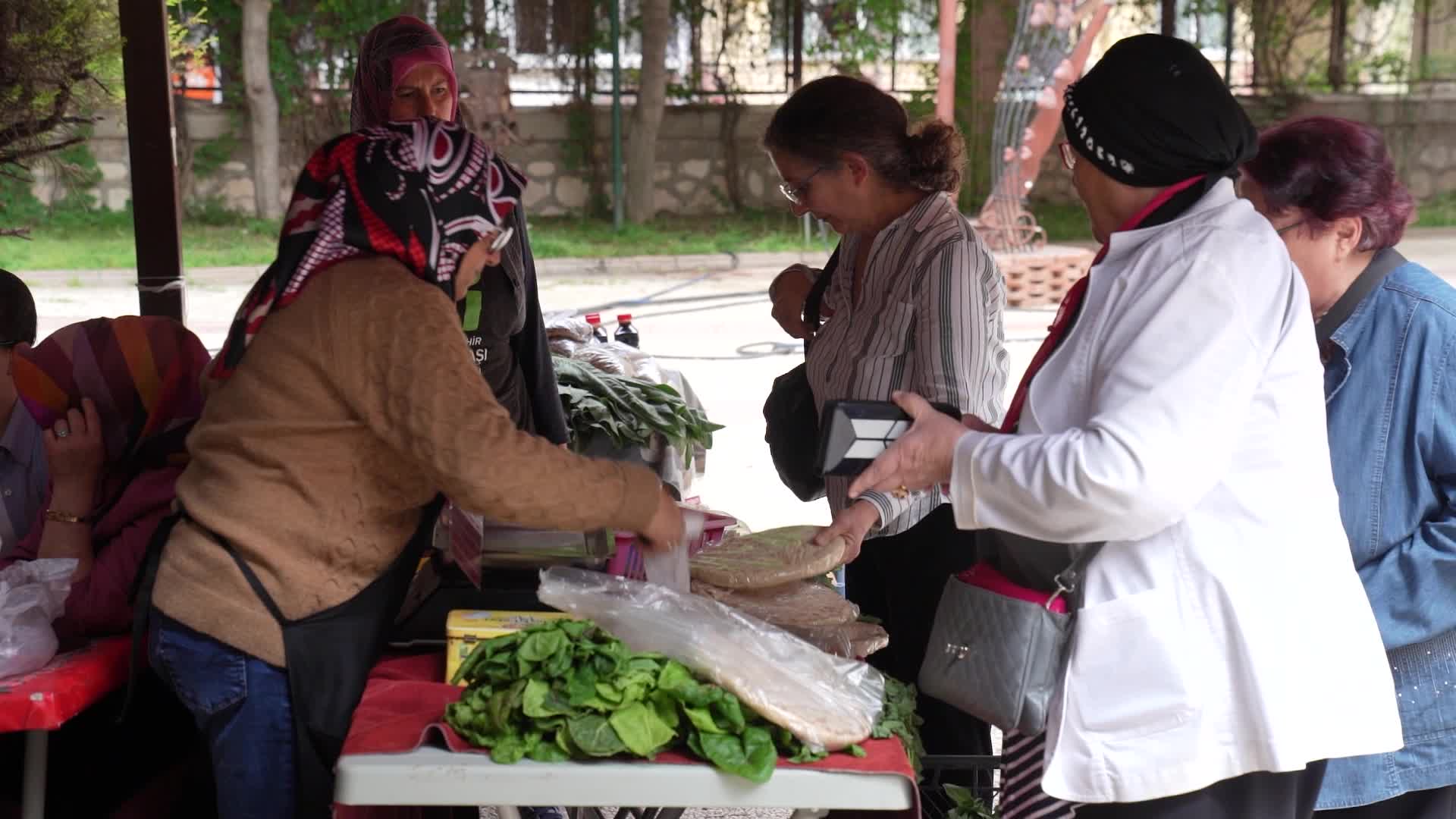 TEPEBAŞI'NDA KADIN ÜRETİCİLERİN EMEĞİ DEĞER GÖRÜYOR