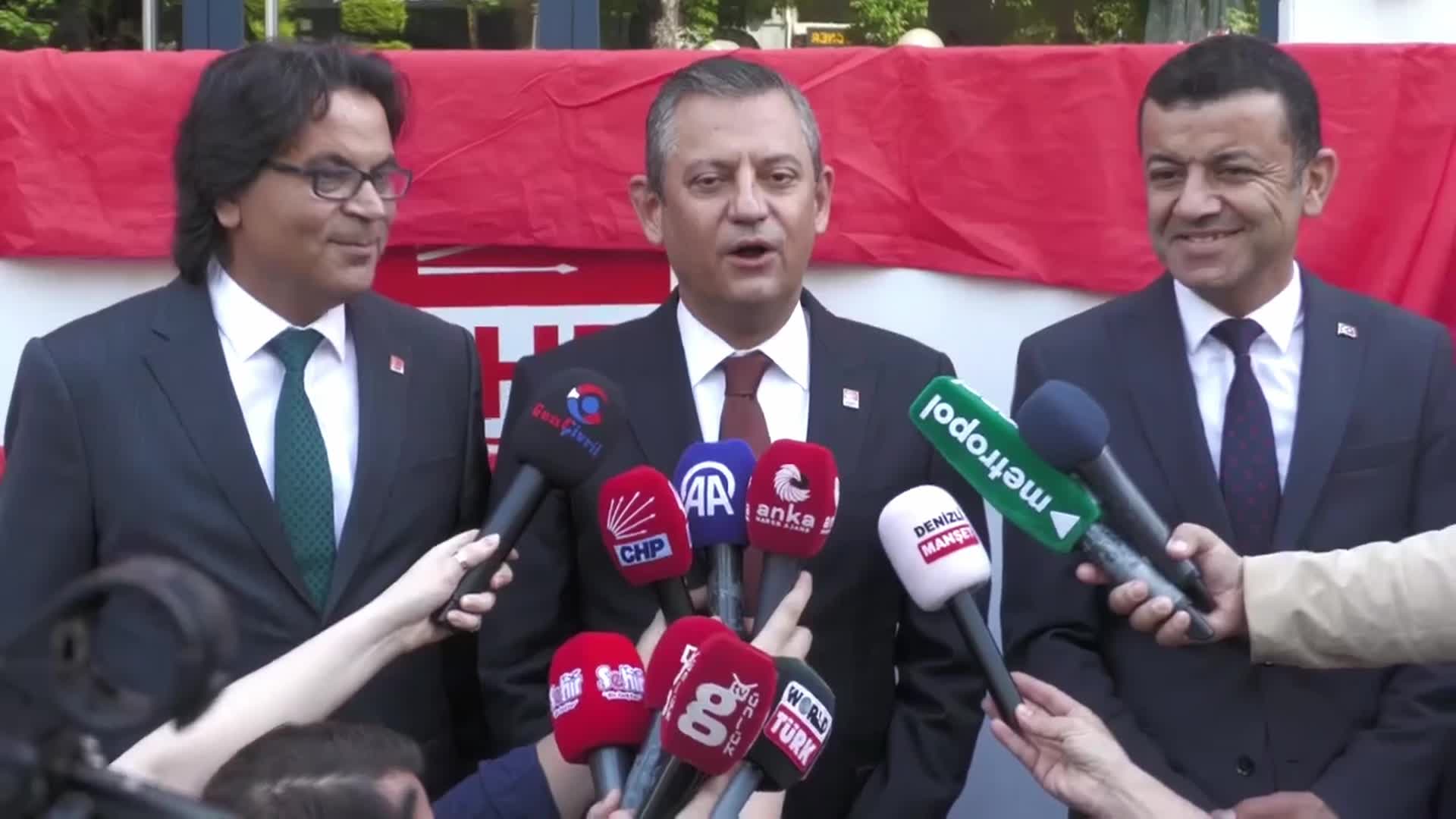 ÖZGÜR ÖZEL, DENİZLİ'DE SEÇİMİN KAZANILMASI HALİNDE İL BAŞKANI HORZUM’A VADETTİĞİ ‘KIRMIZI MOTOR’ SÖZÜNÜ TUTTU, ANAHTARI TESLİM ETTİ