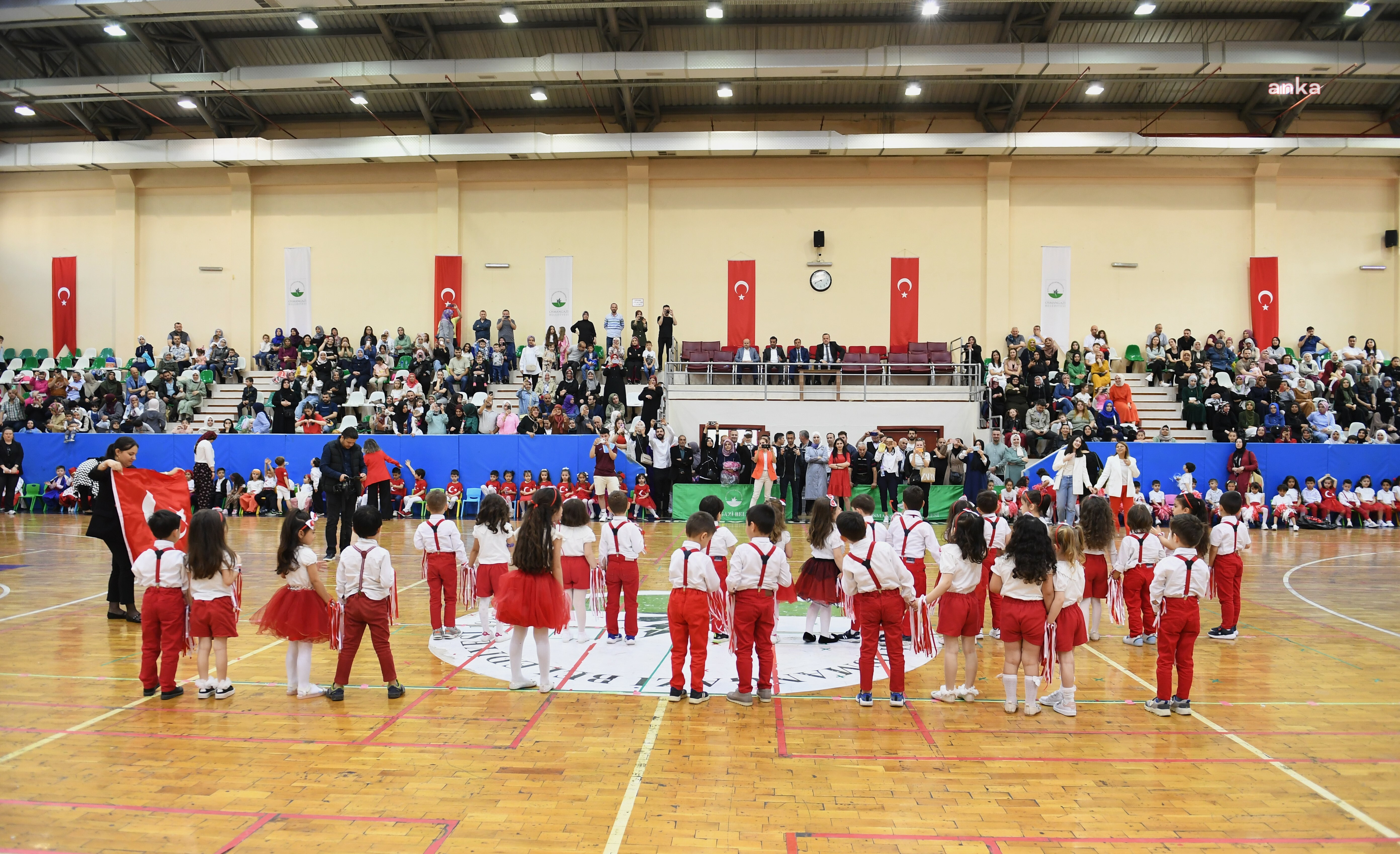OSMANGAZİ'DE 23 NİSAN ÇOCUK ŞENLİĞİ, MİNİK ÖĞRENCİLERİN GÖSTERİLERİYLE SON BULDU