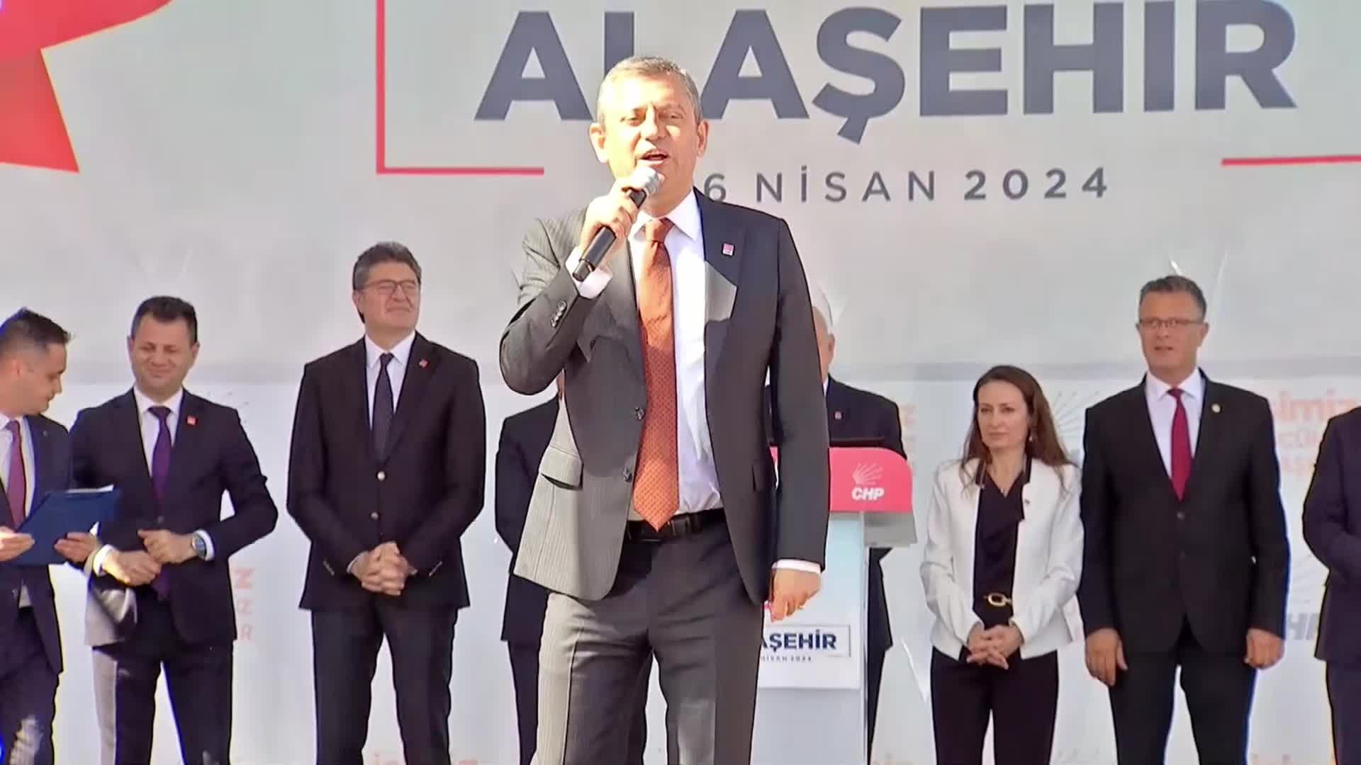 ÖZGÜR ÖZEL, ALAŞEHİR'DE: BİRİLERİ KAVGA ETMEK İSTİYOR, ETMEYECEĞİZ. GÜNLÜK SİYASETTE KAVGA, BİRBİRİNE İFTİRADA YARIŞMA DEĞİL, KAVGA EDECEKSEK ÇİFTÇİLER, İŞÇİLER İÇİN EDECEĞİZ