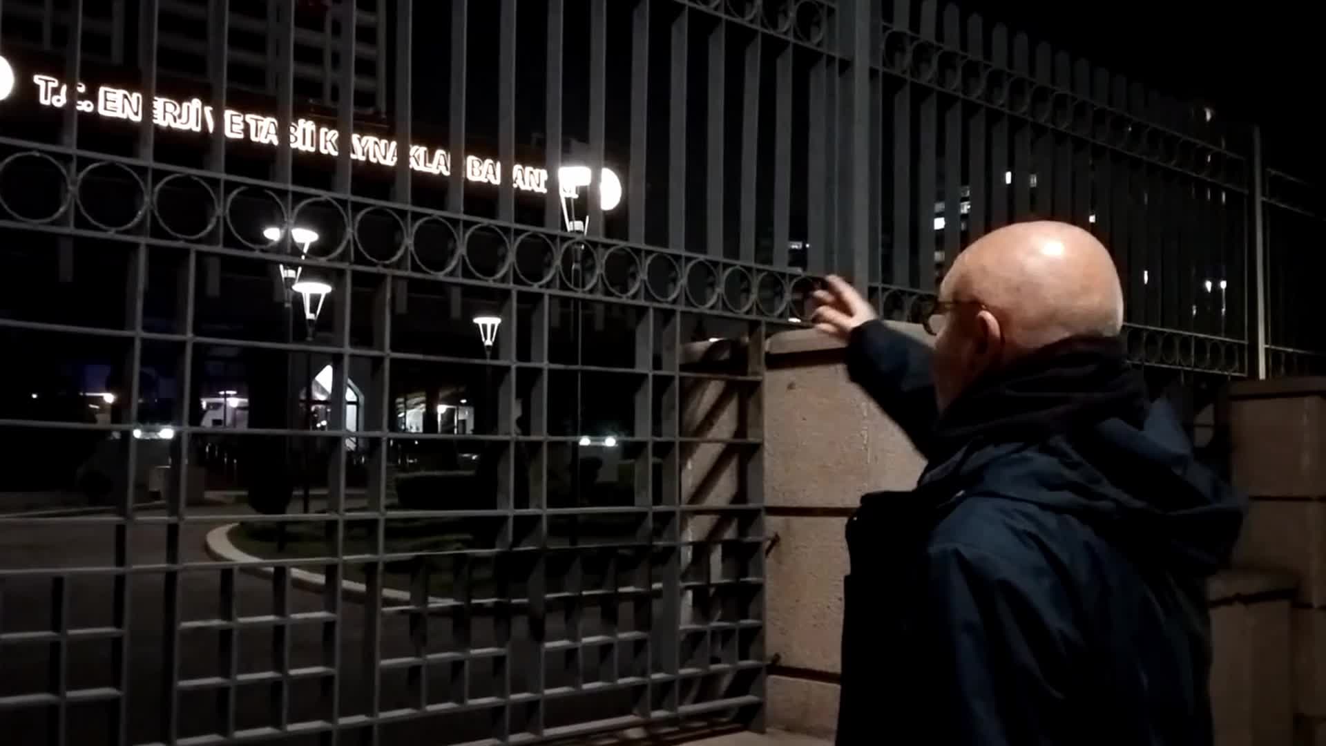 BAKANLIK ÖNÜNDE OTURMA EYLEMİ BAŞLATAN CHP'Lİ TANAL: "SURİYE'YE ÜCRETSİZ ELEKTRİK GÖNDERİLİYOR AMA BENİM VATANDAŞIM MAĞDUR"