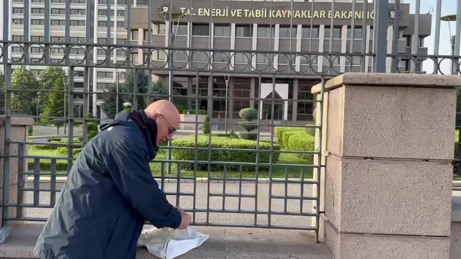 MAHMUT TANAL’IN, ENERJİ VE TABİİ KAYNAKLAR BAKANLIĞI ÖNÜNDEKİ EYLEMİ SABAH SON BULDU: ELEKTRİK KESİNTİLERİNE ÇÖZÜM ÜRETİLMEZSE, DEMOKRATİK TEPKİLERİMİZ DEVAM EDECEK