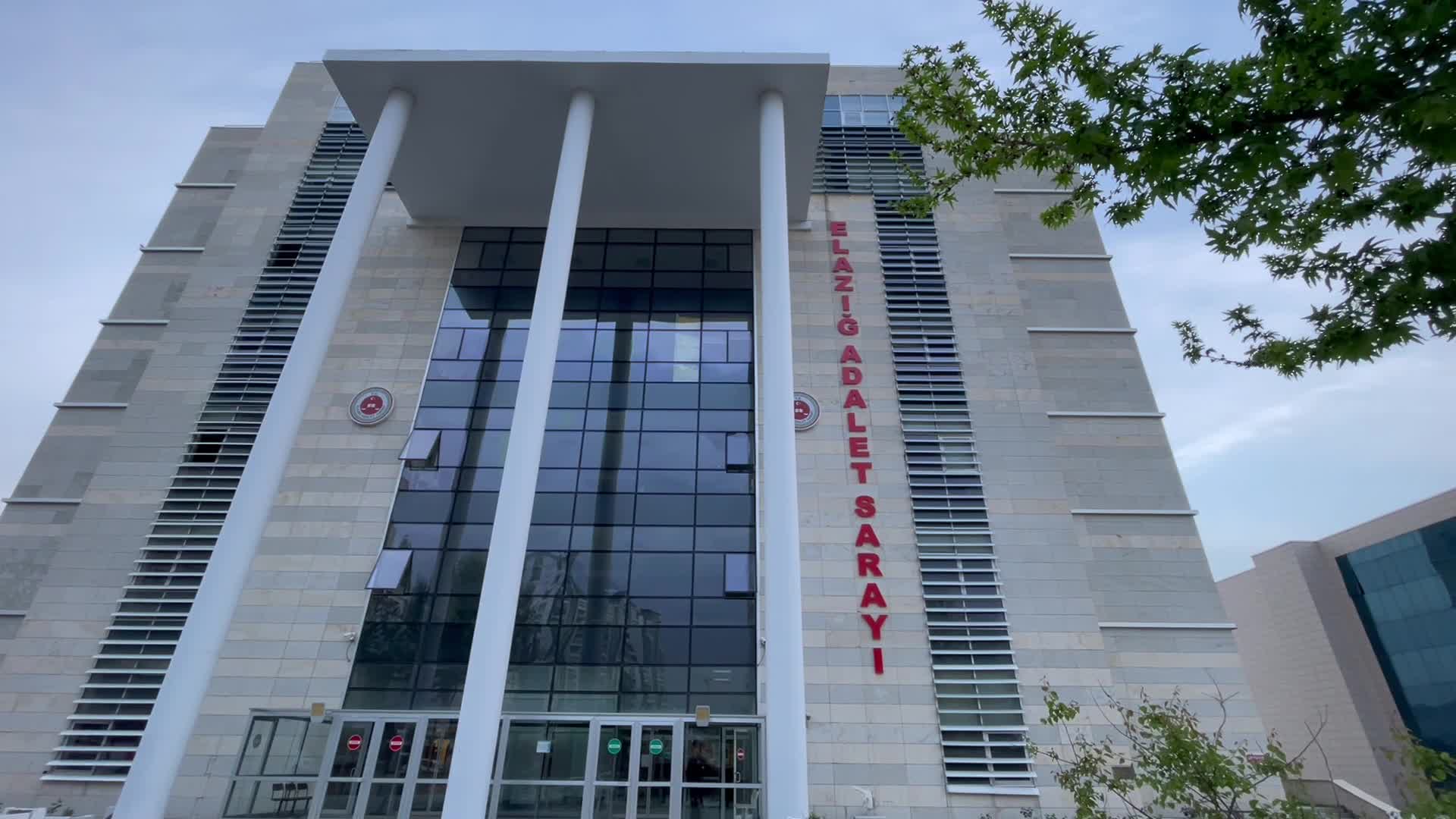 ELAZIĞ'DA KIZ ÖĞRENCİLERİ TACİZ ETTİĞİ İDDİA EDİLEN ÖĞRETMEN TUTUKLANDI