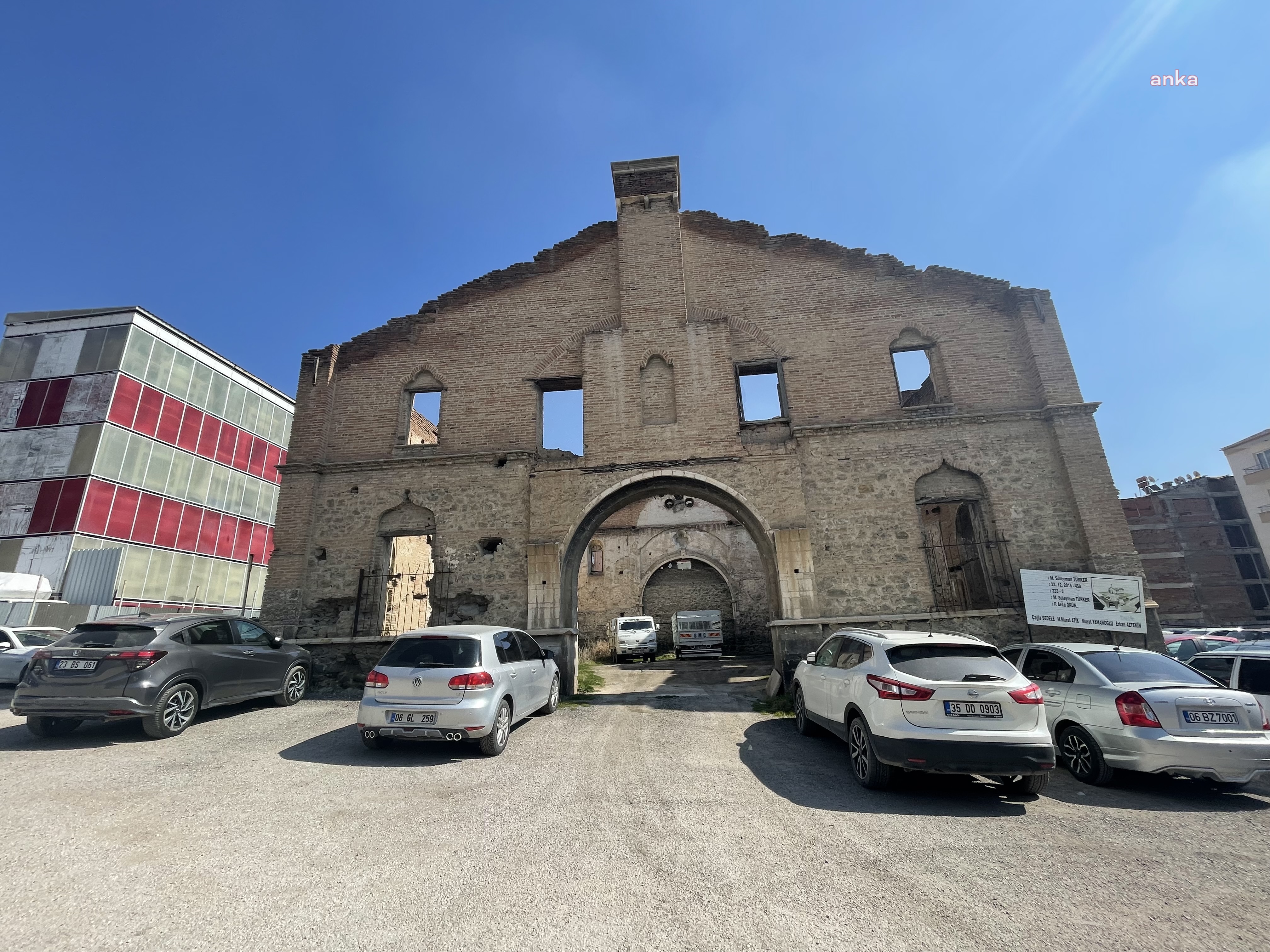 ELAZIĞ'DA OTOPARK OLARAK KULLANILAN TARİHİ ERMENİ KİLİSESİ, DİYARBAKIR KÜLTÜR VE TABİAT VARLIKLARINI KORUMA KURULU KARARIYLA MÜHÜRLENDİ