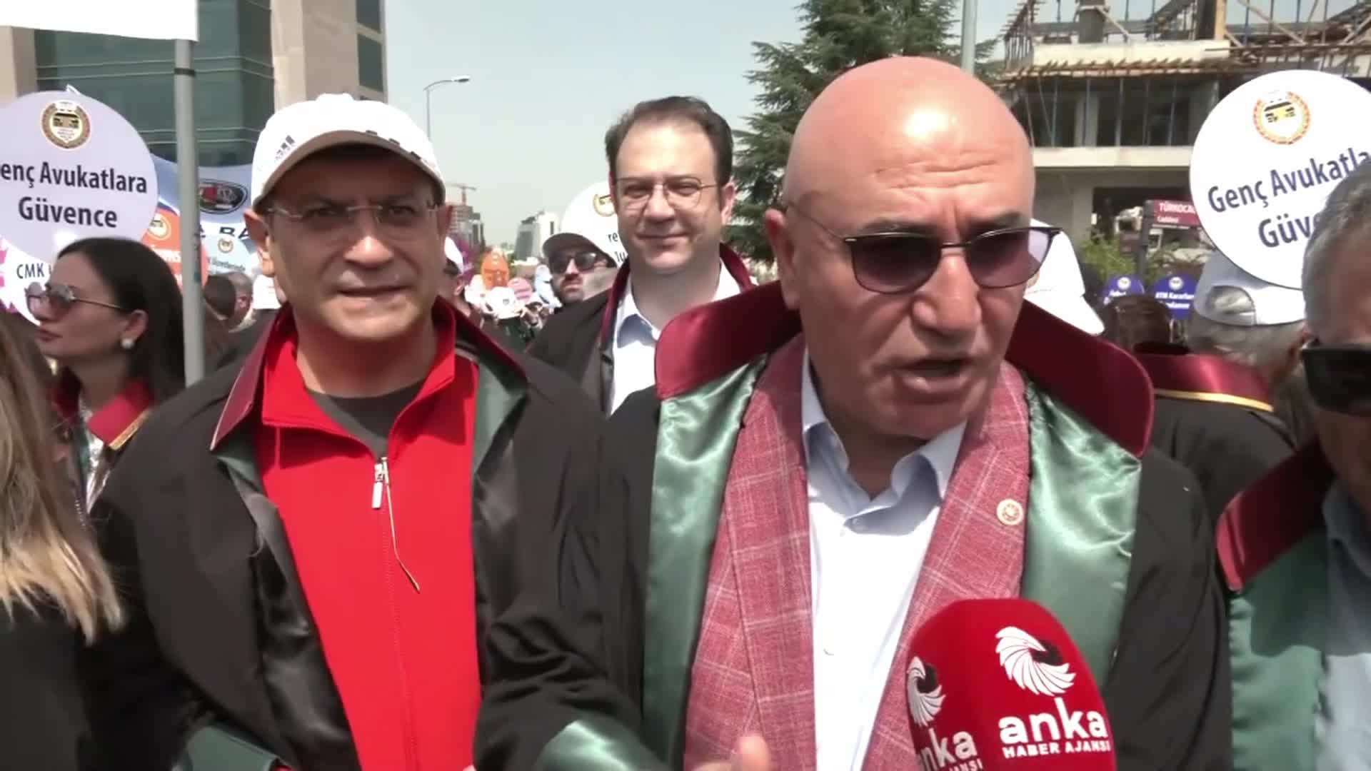 BİNLERCE AVUKAT HAKLARI İÇİN ANKARA’DA YÜRÜYOR: “YOK SAYILAN SAVUNMA MAKAMININ SESİNİ DUYURMAK İÇİN YOLA ÇIKTIK''