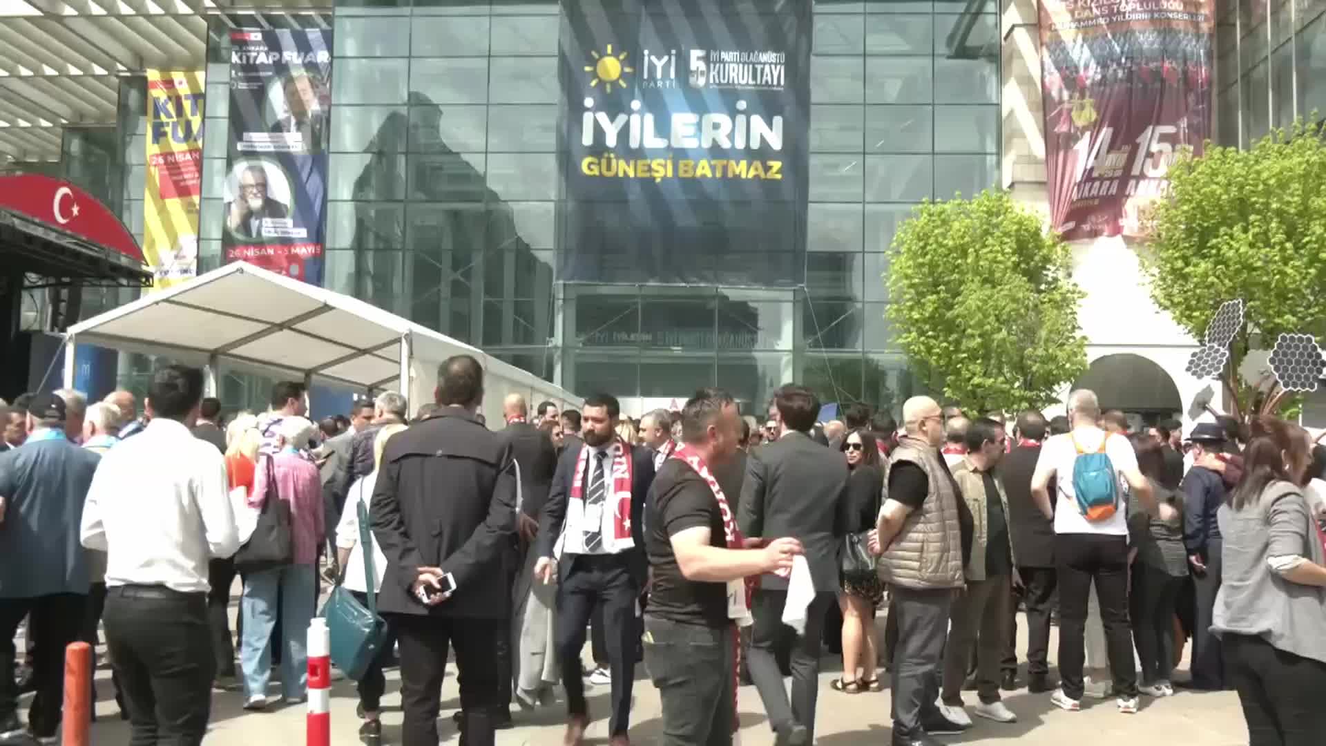 İYİ PARTİ'NİN SEÇİMLİ OLAĞANÜSTÜ KURULTAYI BAŞLADI. GENEL BAŞKANLIK İÇİN 4 ADAY YARIŞACAK