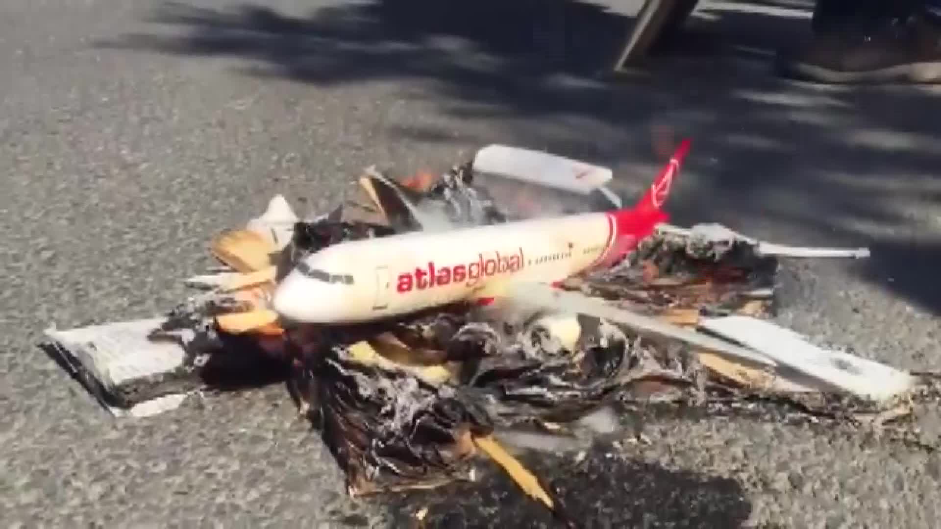 İFLAS EDEN ATLASGLOBAL ŞİRKETİNİN ESKİ ÇALIŞANLARI TAZMİNATLARINI ALAMADIKLARI GEREKÇESİYLE EYLEM YAPTI