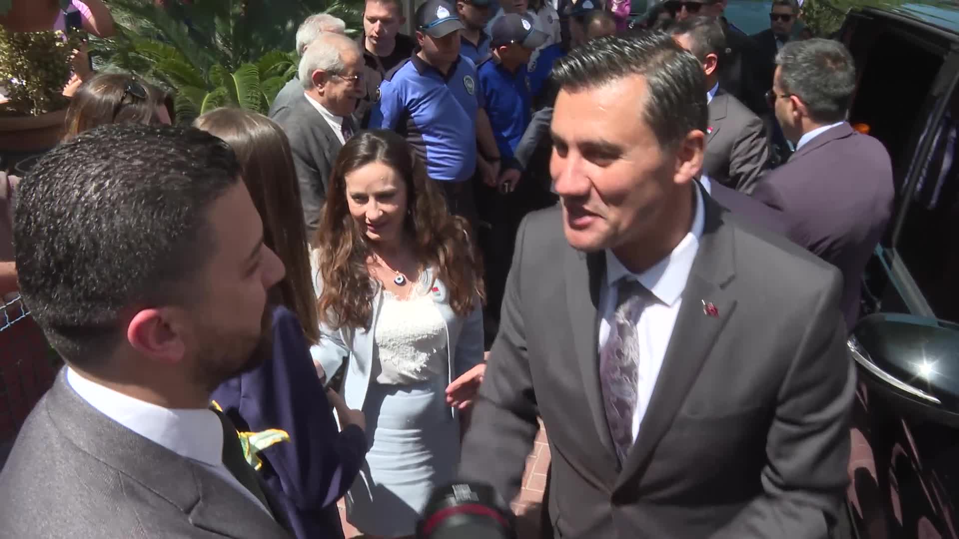 CHP GENEL BAŞKANI ÖZEL, ŞEHZADELER BELEDİYESİ’Nİ ZİYARET ETTİ: “İSRAF EDİLMEYECEK, HER KÖR KURUŞ HALKÇI BELEDİYECİLİĞE HARCANACAK”