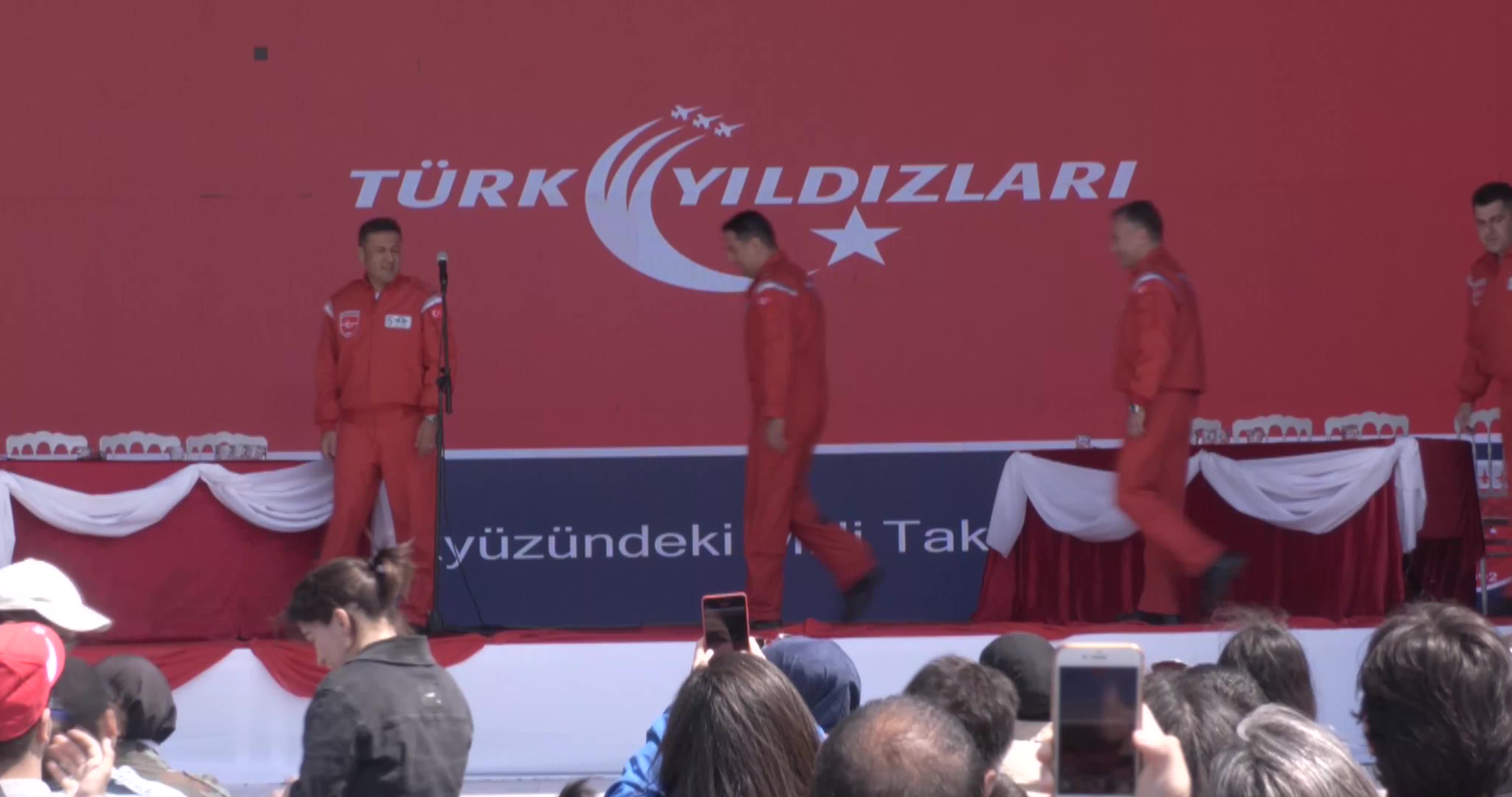 HAVA KUVVETLERİ MÜZESİ'NDE "TÜRK YILDIZLARI SÖYLEŞİ VE İMZA GÜNÜ" ETKİNLİĞİ DÜZENLENDİ
