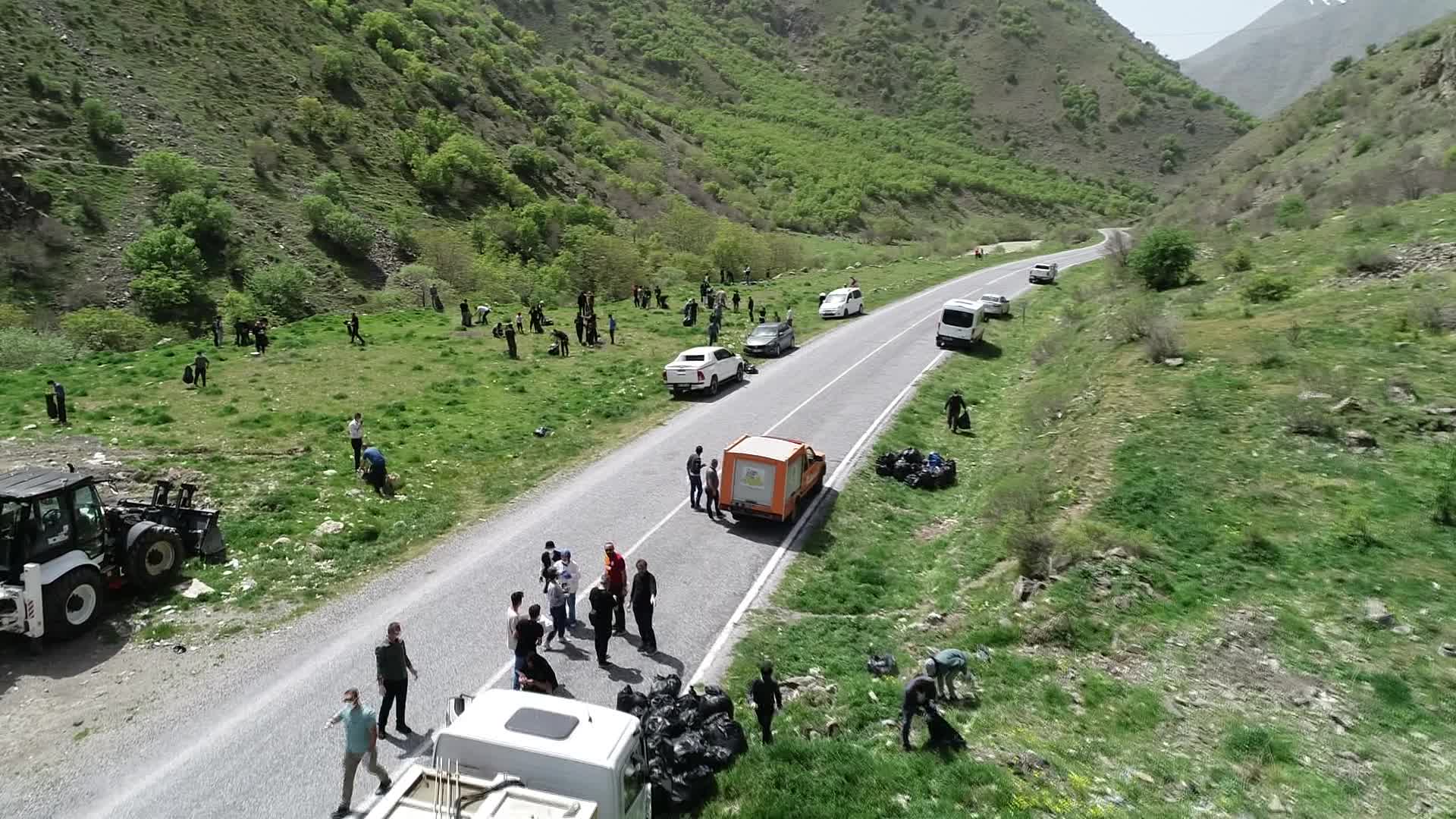 ÇATAK BELEDİYESİ’NİN BAHAR TEMİZLİĞİ MESAİSİ BAŞLADI
