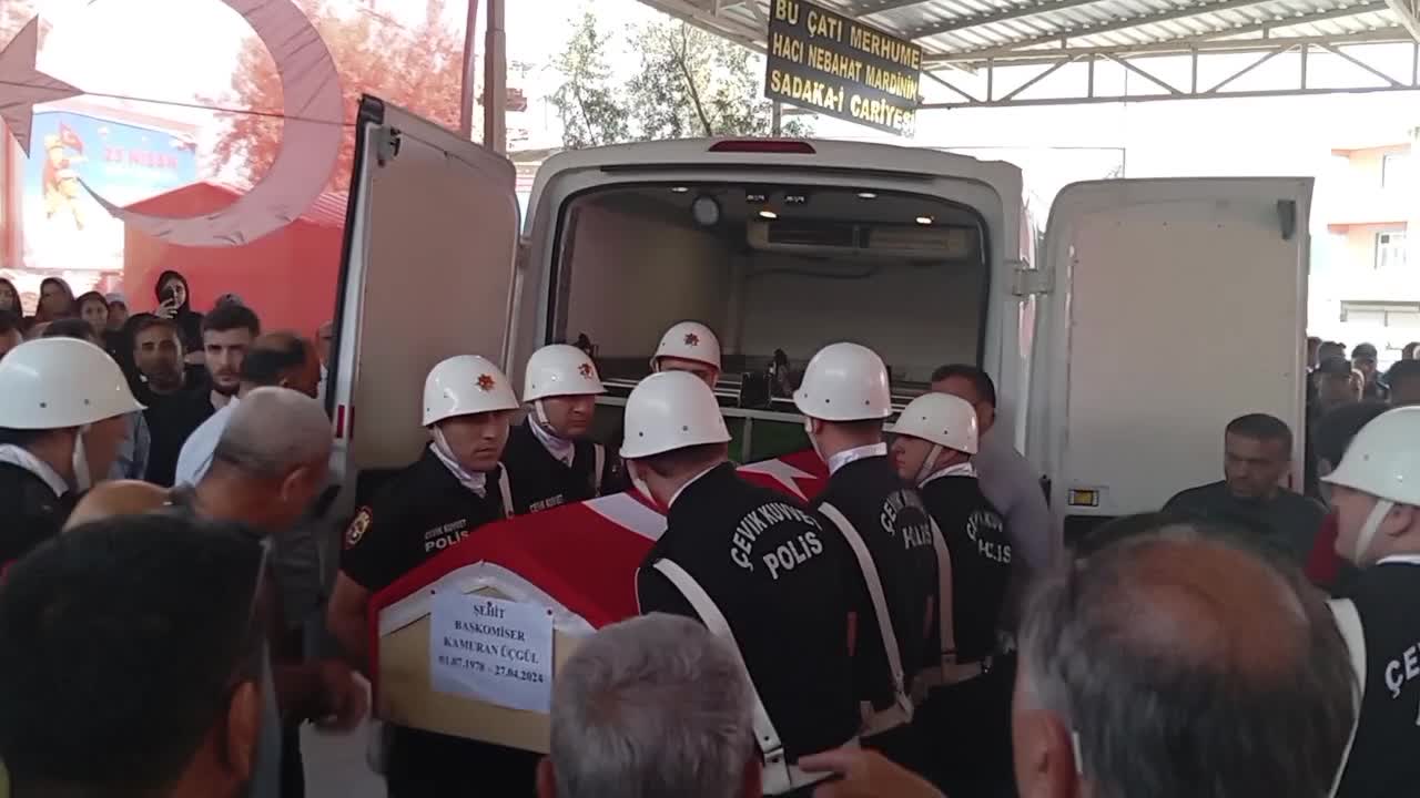 ADIYAMAN'DA MESLEKTAŞI TARAFINDAN ŞEHİT EDİLEN BAŞKOMİSER KAMURAN ÜÇGÜL, MEMLEKETİ KADİRLİ'DE TOPRAĞA VERİLDİ