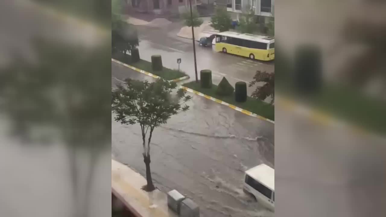 ÇORUM’DA SAĞANAK HAYATI FELÇ ETTİ, YOLLAR GÖLE DÖNDÜ, EV VE İŞYERLERİNİ SU BASTI