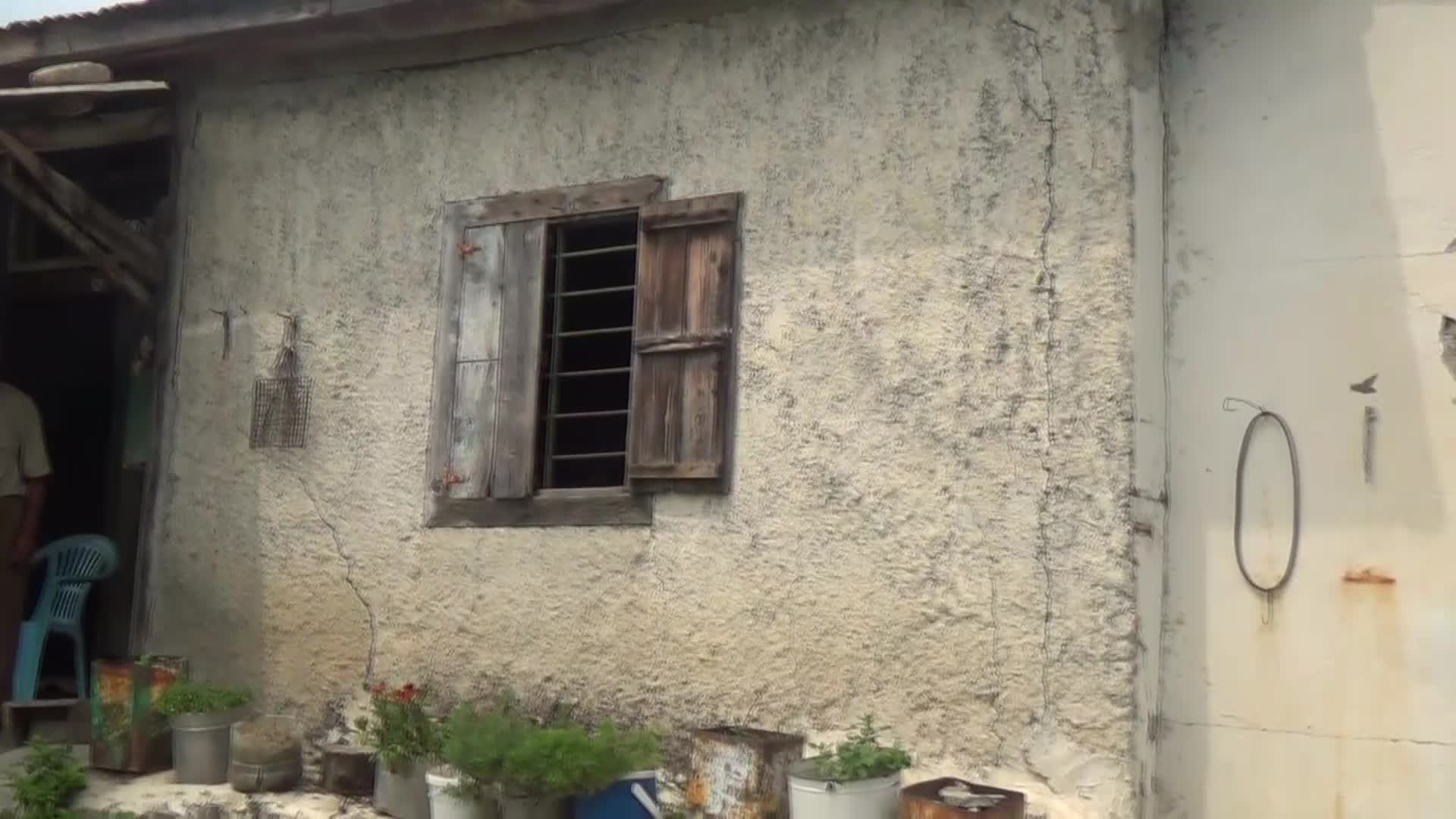 KADİRLİ’DE ŞEBEKE SUYUNUN SIK SIK KESİLMESİ NEDENİYLE SORUN YAŞAYAN YAŞLI ÇİFT DEREDEN GETİRDİKLERİ SUYU İÇİYOR