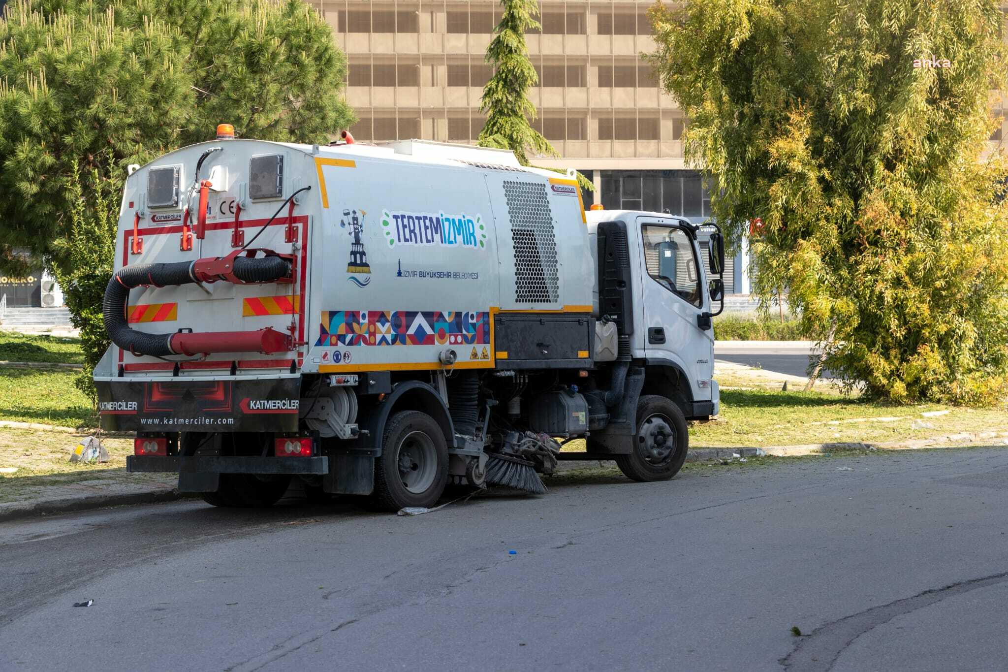 İZMİR'DE HER GÜN 850 İŞÇİ, 2 BİN KİLOMETRELİK GÜZERGAHI TEMİZLİYOR