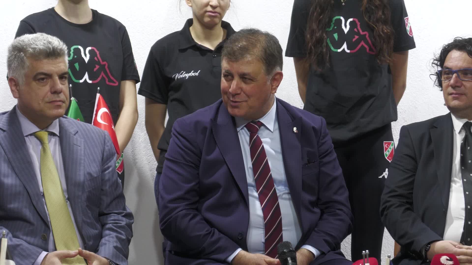 BAŞKAN TUGAY'DAN SAKIZ ADASI'NDAKİ VOLEYBOL TURNUVASI İÇİN DOSTLUK MESAJI: “KOMŞU ÜLKEMİZLE SPORTİF İLİŞKİLERİN GELİŞMESİNE ÖNEM VERİYORUM”