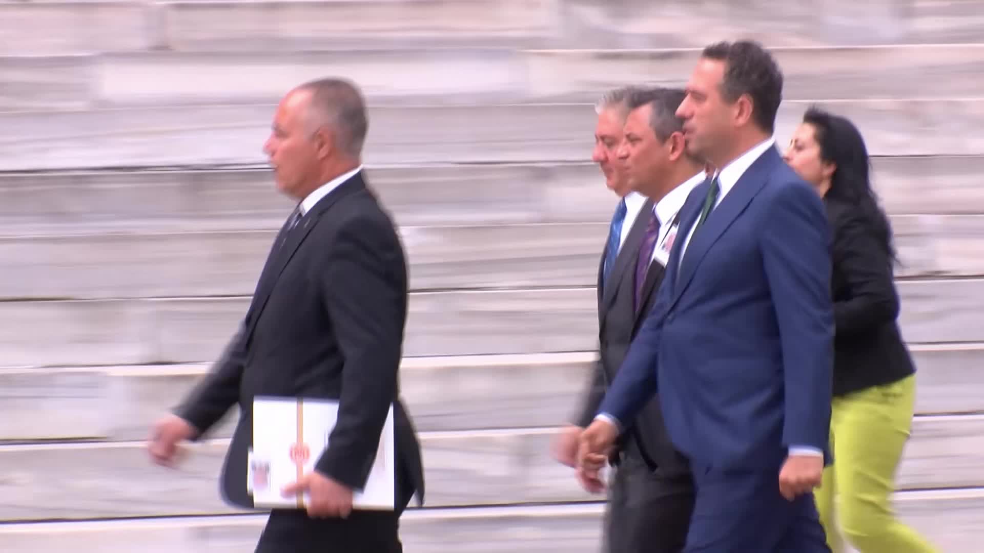 CHP GENEL BAŞKANI ÖZGÜR ÖZEL, ŞEYHMUS BAHÇECİ’NİN CENAZE TÖRENİNE KATILDI