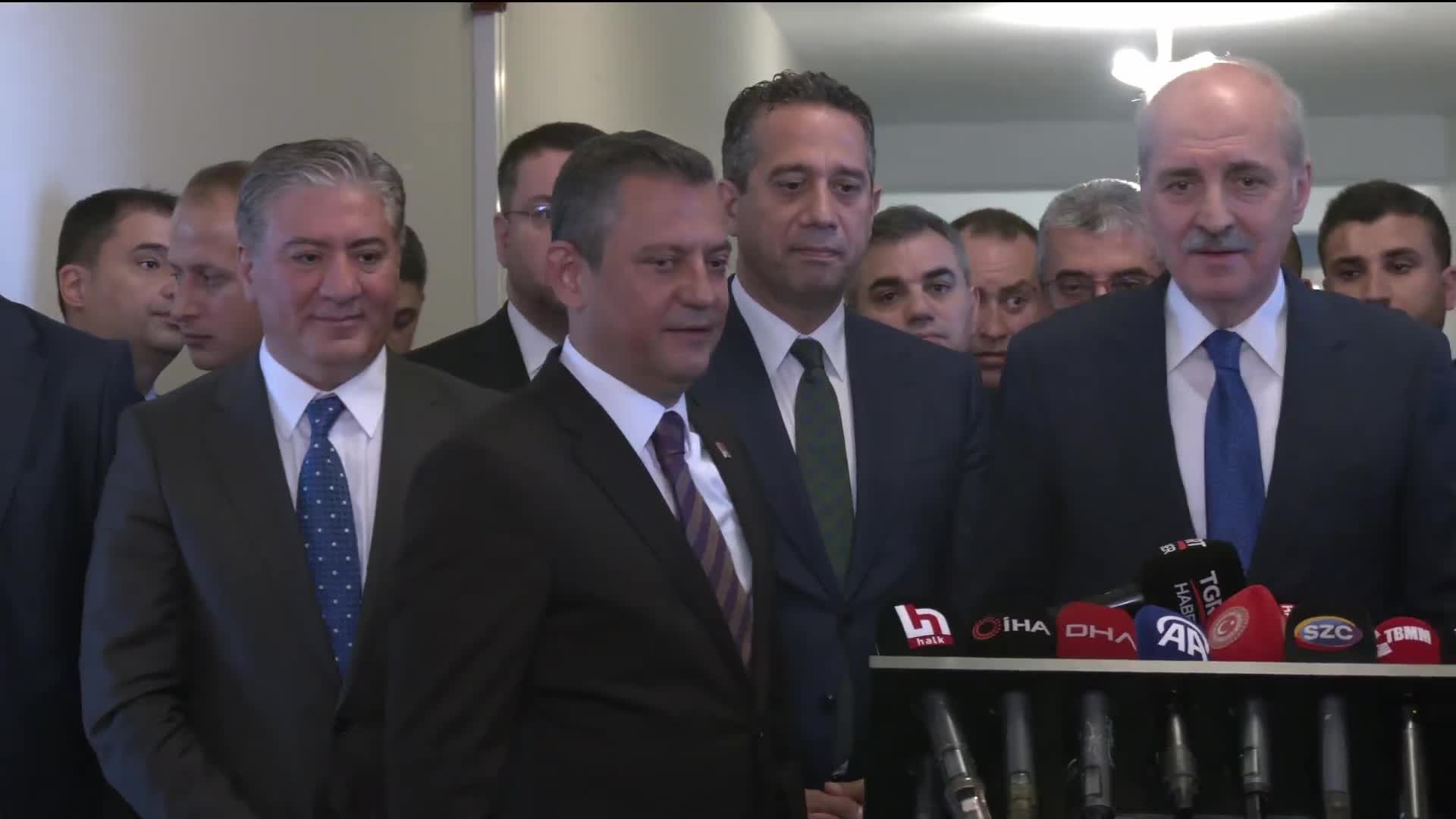 NUMAN KURTULMUŞ YENİ ANAYASA İÇİN ÖZGÜR ÖZEL İLE GÖRÜŞTÜ... ÖZEL: "ANAYASA TARTIŞMALARI SİYASETİN ÜZERİNE SİS OLARAK ÇÖKÜP DİĞER MESELELERİ GÖRÜNMEZ KILIYORSA VATANDAŞIN MENFAATİ OLMAZ"