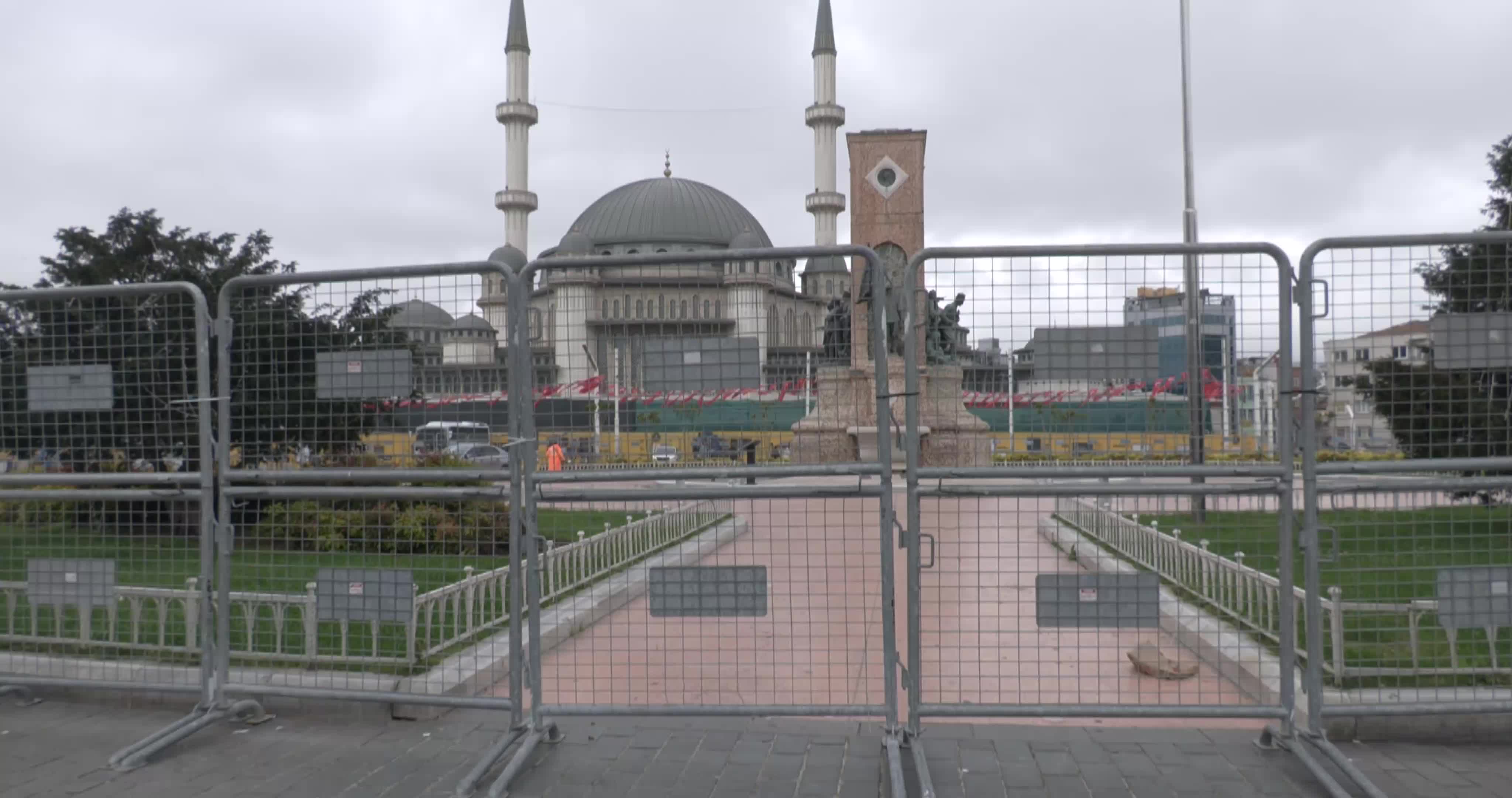 SENDİKALAR VE SİVİL TOPLUM ÖRGÜTLERİNİN 1 MAYIS'I KUTLAMAK İSTEDİĞİ TAKSİM MEYDANI VE ÇEVRESİ, BARİYERLERLE KAPATILDI