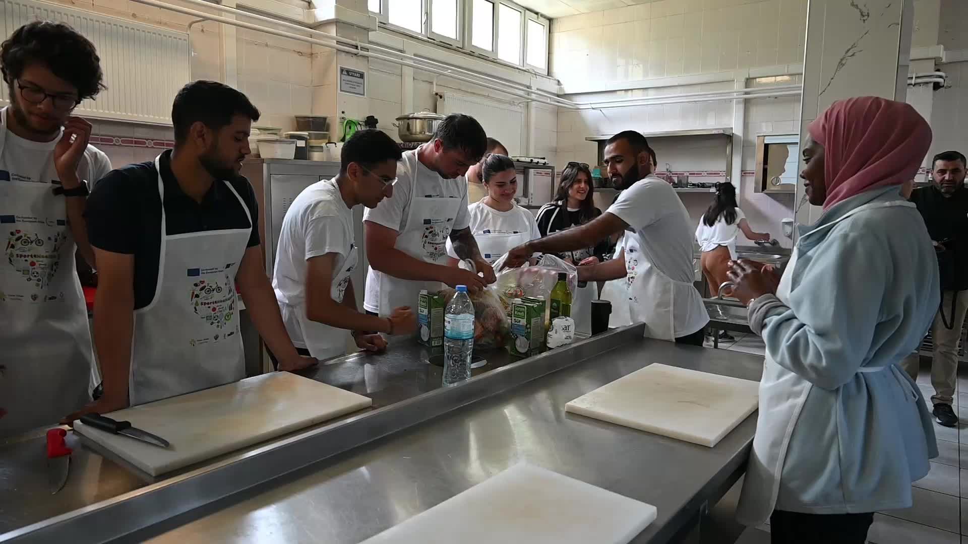 ÜRDÜN VE İTALYA’DAN GELEN GENÇLER, YOZGAT’TA KENDİ YEMEKLERİNİ YAPTI, TÜRK MUTFAĞINI TANIDI