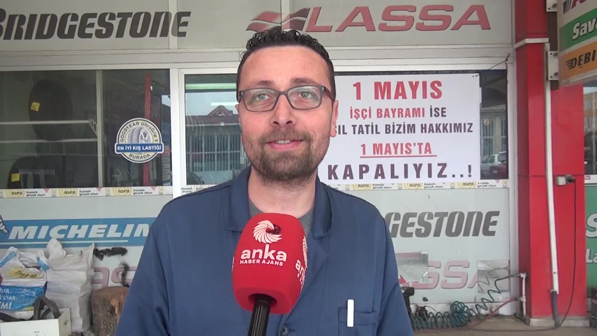 SİNOPLU ESNAF İŞLETMESİNİNİN CAMINA “1 MAYIS İŞÇİ BAYRAMI İSE ASIL TATİL BİZİM HAKKIMIZ. 1 MAYIS’TA KAPALIYIZ” YAZILI PANKART ASTI