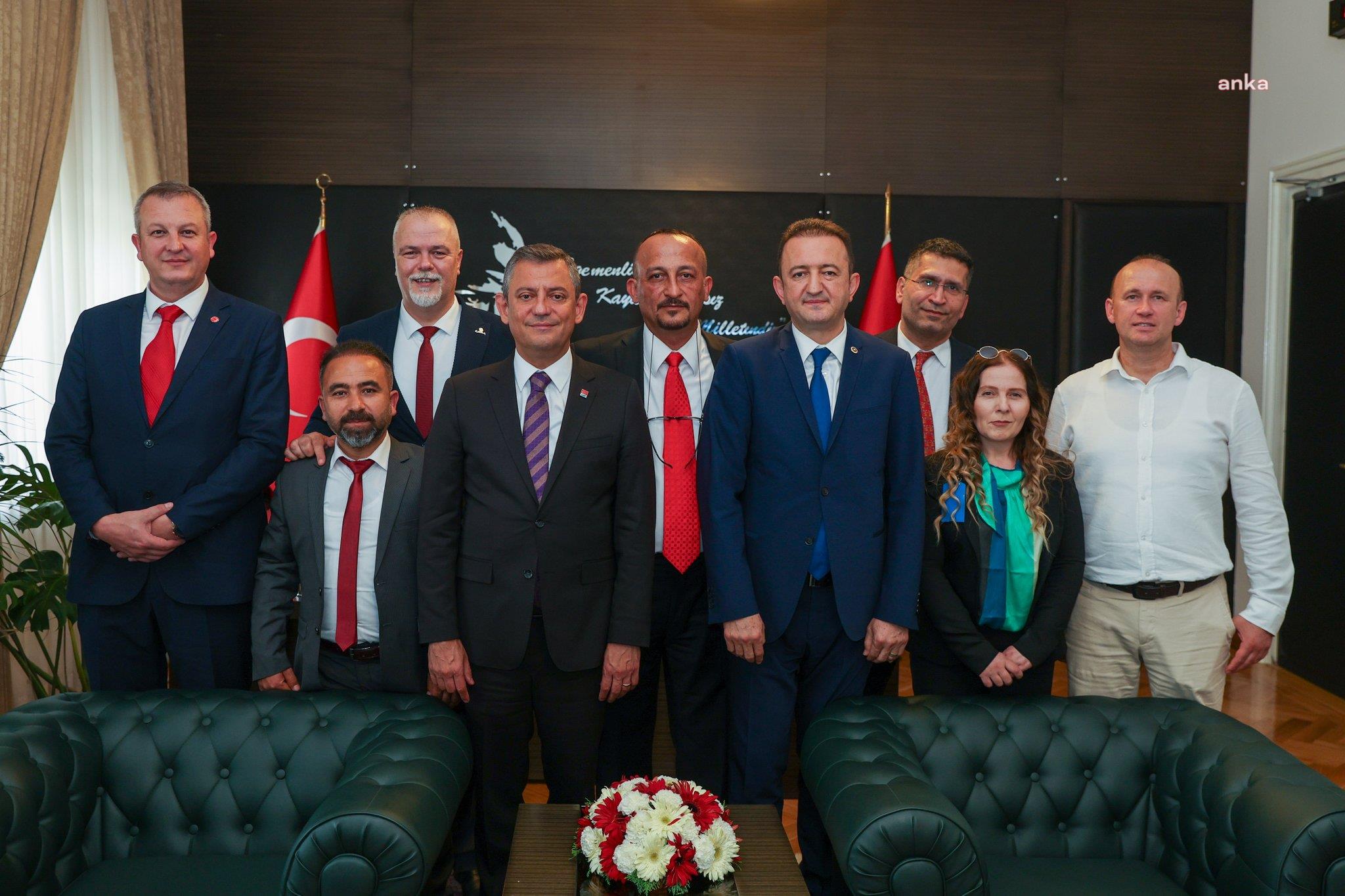 ÖZGÜR ÖZEL, STAJ VE ÇIRAKLIK MAĞDURLARIYLA TBMM'DE BİR ARAYA GELDİ