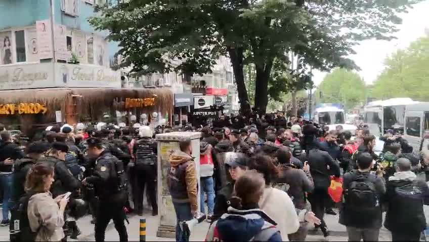 TAKSİM’E ÇIKMAYA ÇALIŞAN BİR GRUBA POLİS MÜDAHALE ETTİ,  30 KİŞİ GÖZALTINA ALINDI